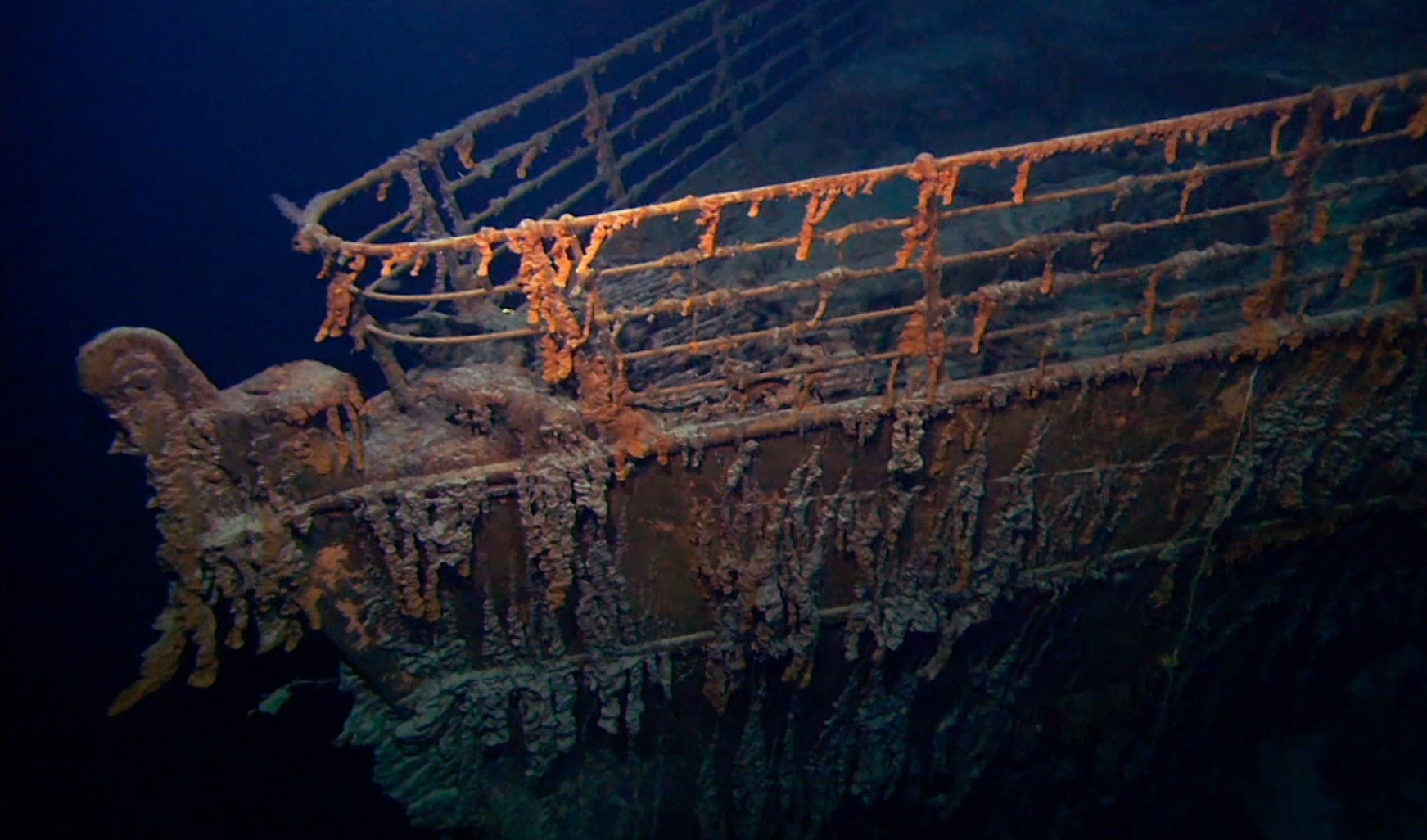 Покажи где затонул титаник. Затонувшие корабли Титаник. Потонувший корабль Титаник. Титаник корабль под водой сейчас. Титаник под водой сейчас 1985.