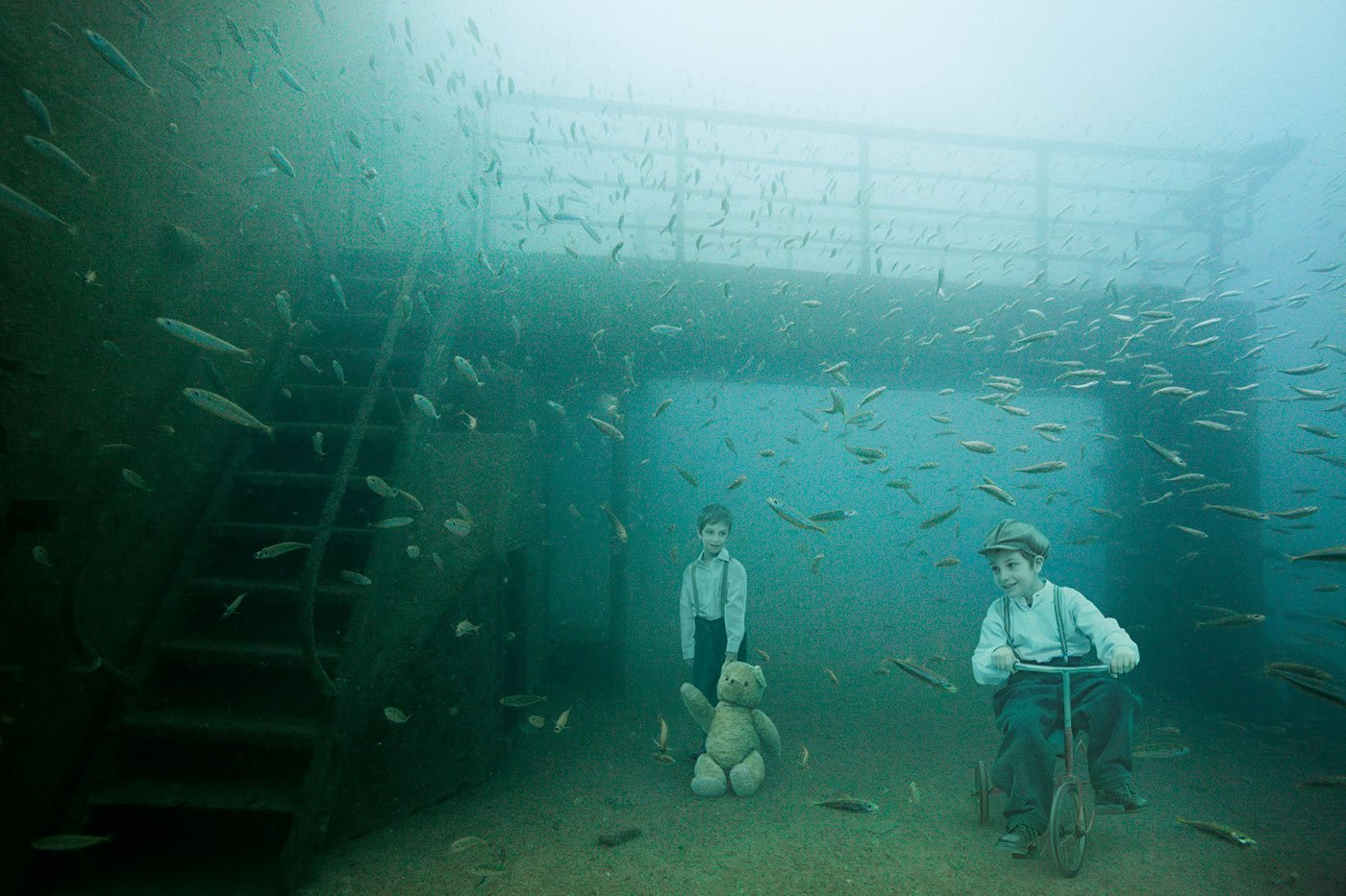 На дне. Андреас Франке мир под водой. Андреас Франке подводная выставка. Титаник под водой внутри.