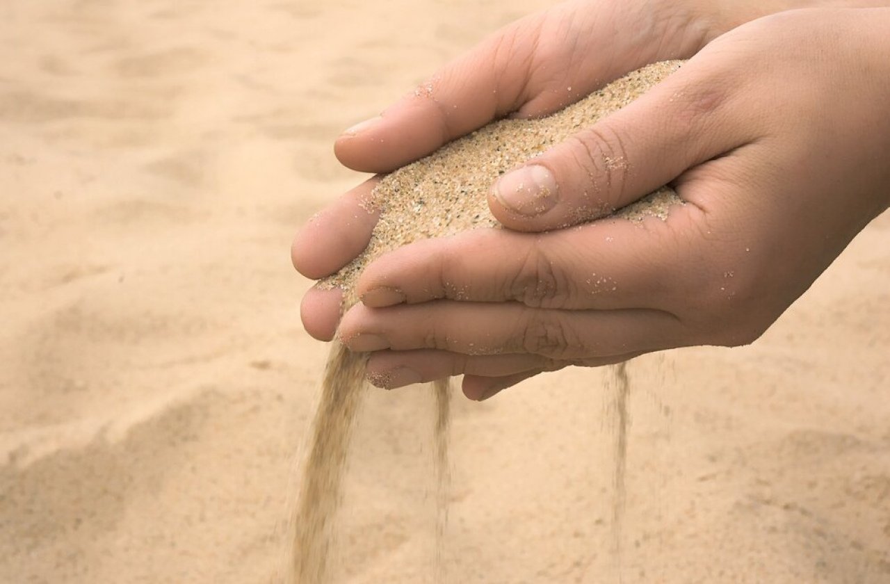 Сыплется. Сухой песок. Рыхлый песок. Сыпучий песок. Мелкий песок.