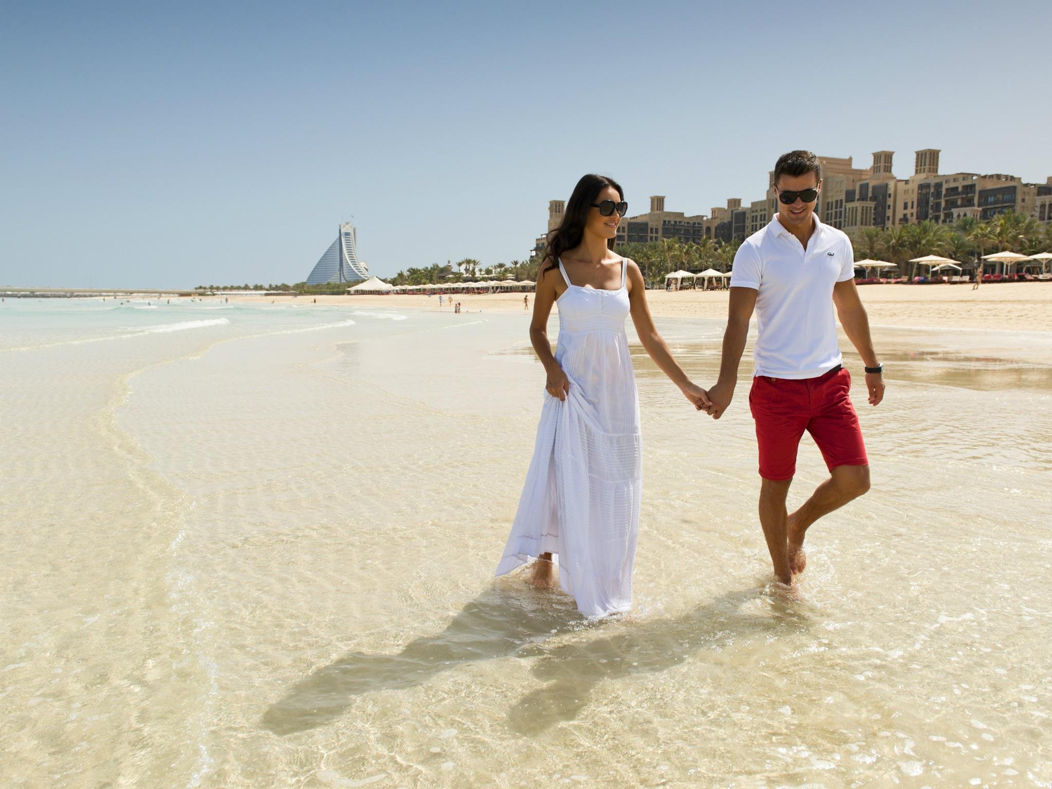 В каких эмиратах лучше отдыхать. Мадинат пляж Дубай. Фотосессия в ОАЭ. Фотосессия в Дубае. ОАЭ девушки на пляже.