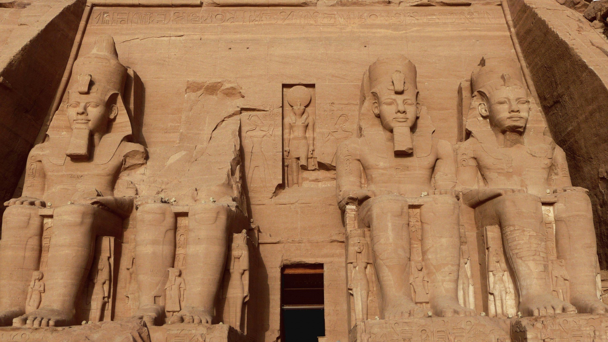 Какие подарки делали фараоны богам в храмах. Луксор Египта HD. Статуи фараона Аменхотепа 3 в храме Амон ра. Египет Луксор достопримечательности. Храм гора в Эдфу.