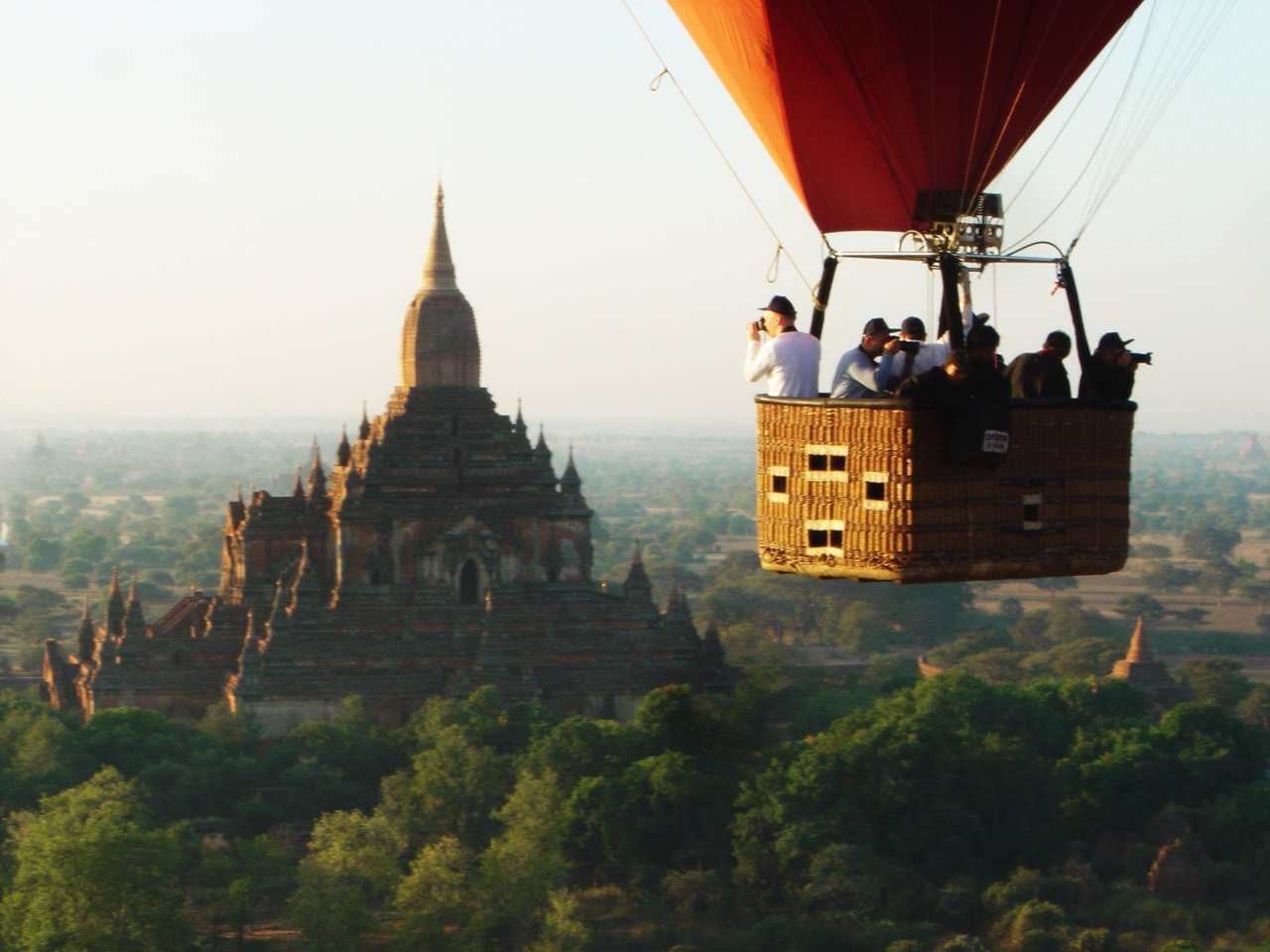Экскурсия на воздушном шаре. Ангкор ват на воздушном шаре. Путешествие на воздушном шаре. Воздушный шар путешествие. Воздушное путешествие.