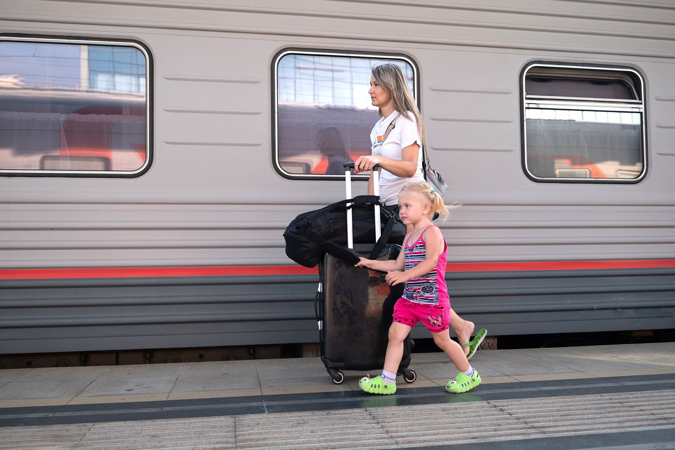 Проезд детей в россию. Поездка на поезде с детьми. Путешествие с детьми на поезде. Дети в поезде дальнего следования. Поездка на поезде летом.