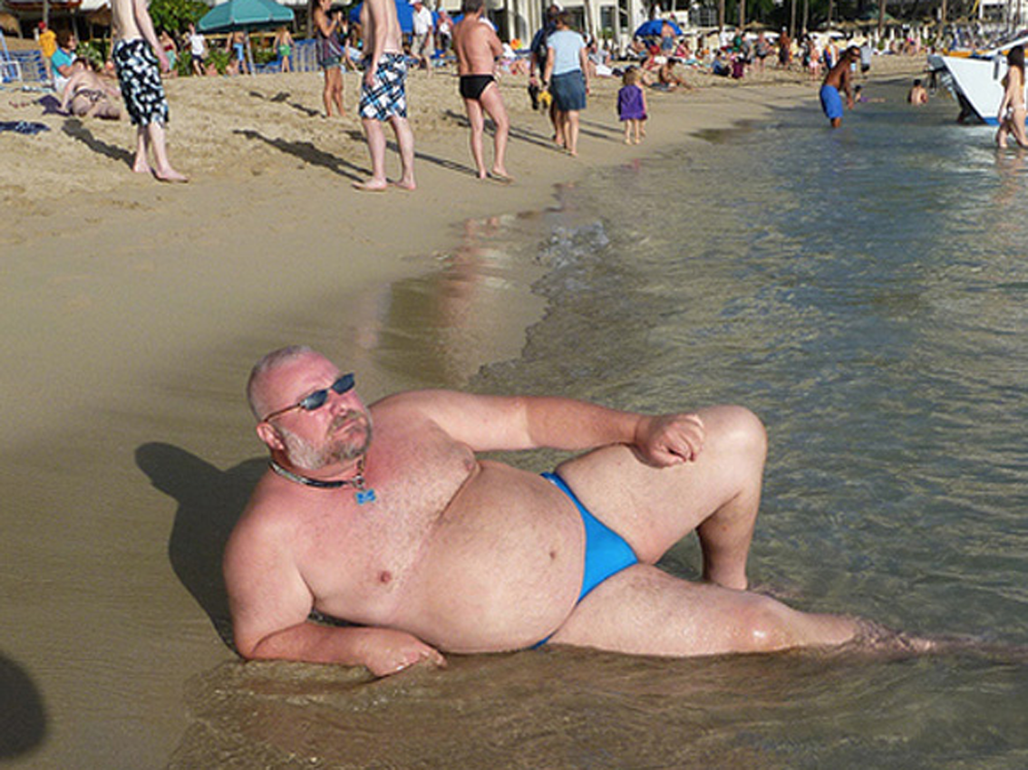Тошстыц мужик на пляже.