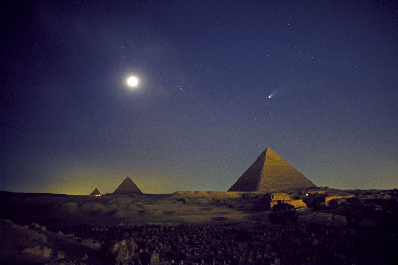 Над нилом. Звезда Сириус Египет. Великие пирамиды Гизы. Комета Хейла-Боппа 1997.