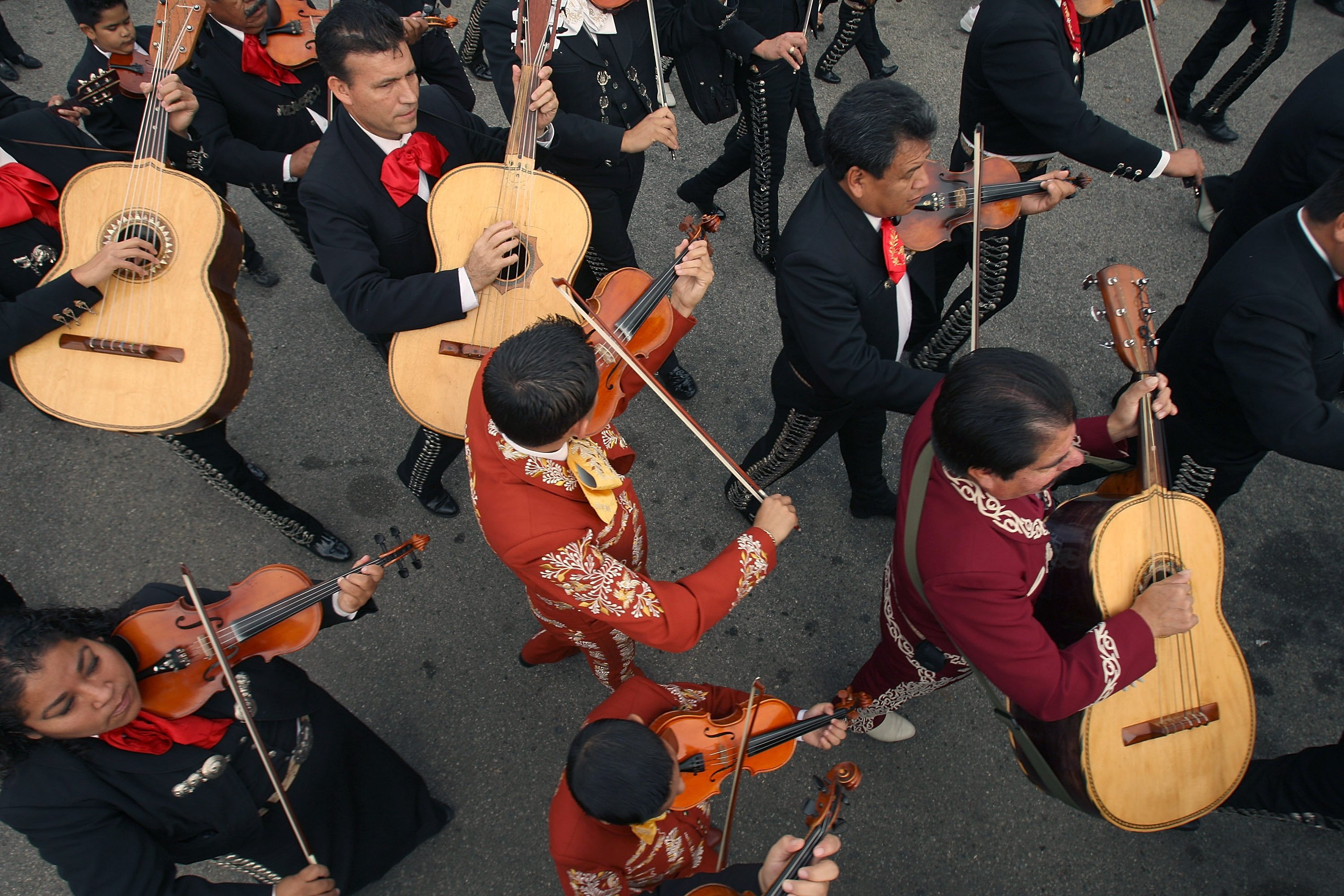 Мексиканская музыка слушать. Национальные инструменты Испании. Мексиканский оркестр. Испанские музыканты. Испанские музыкальные инструменты.