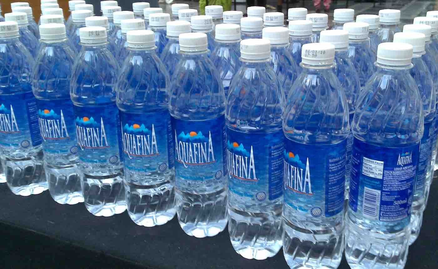 Спонсор воды. Бутилированная вода. Бутылка для воды. Питьевая вода в бутылках. Бутилированная минеральная вода.