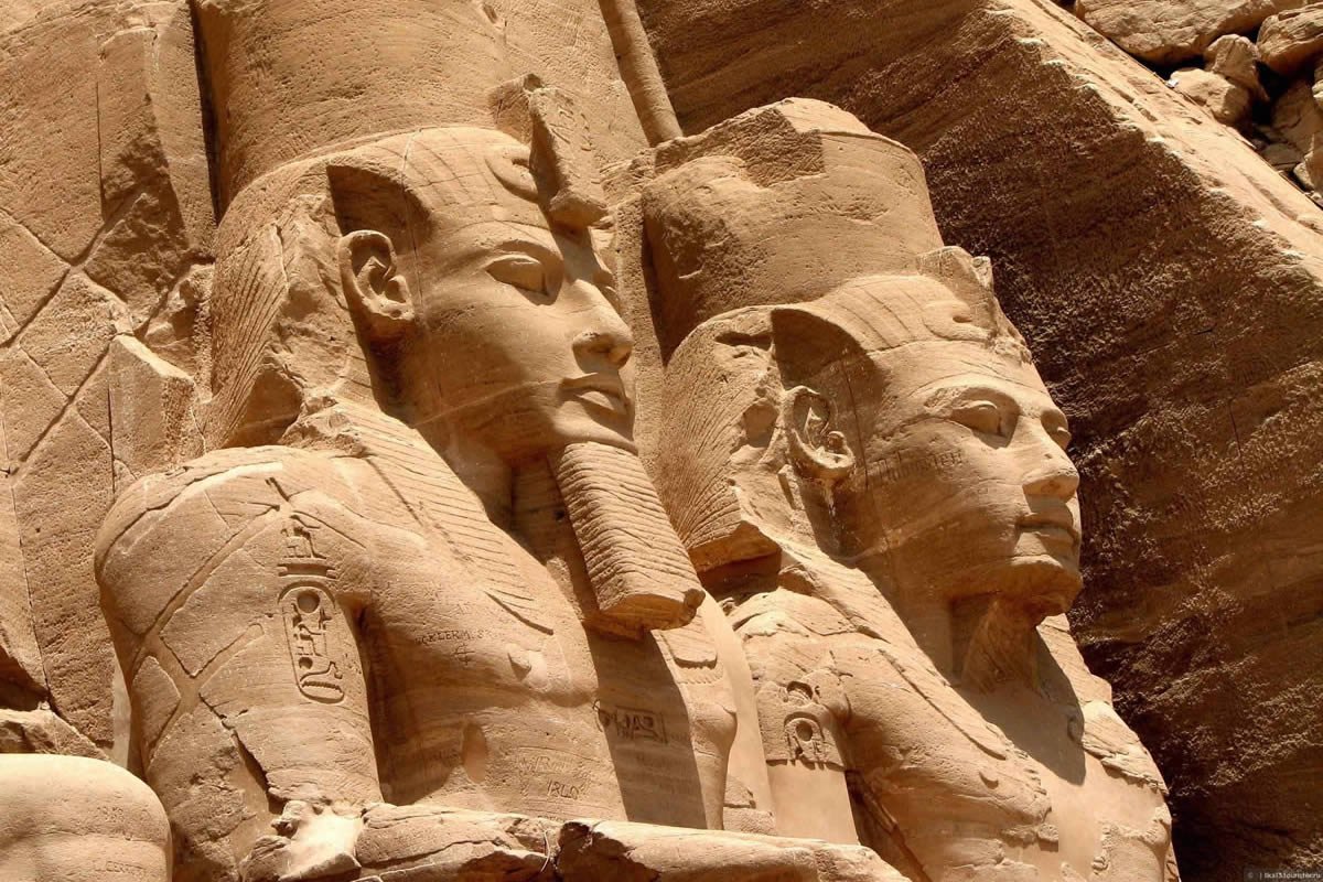 Статуи в скале египет