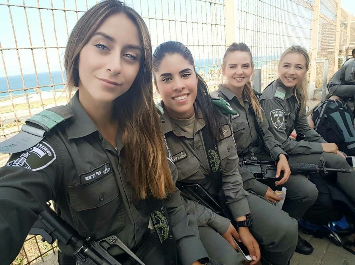 Израильские девушки на пляже