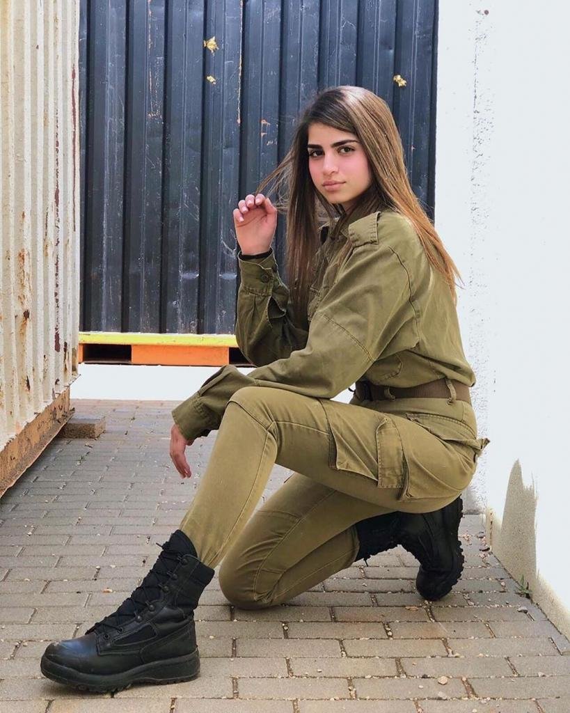 Израильские девушки на пляже с оружием