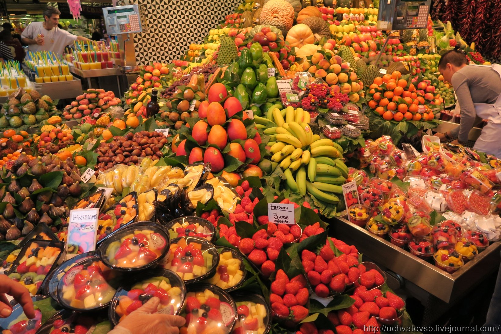 Какие фрукты есть в мае. Фруктовый рынок. Фрукты в Турции. Фрукты Туниса. Фрукты на рынке.
