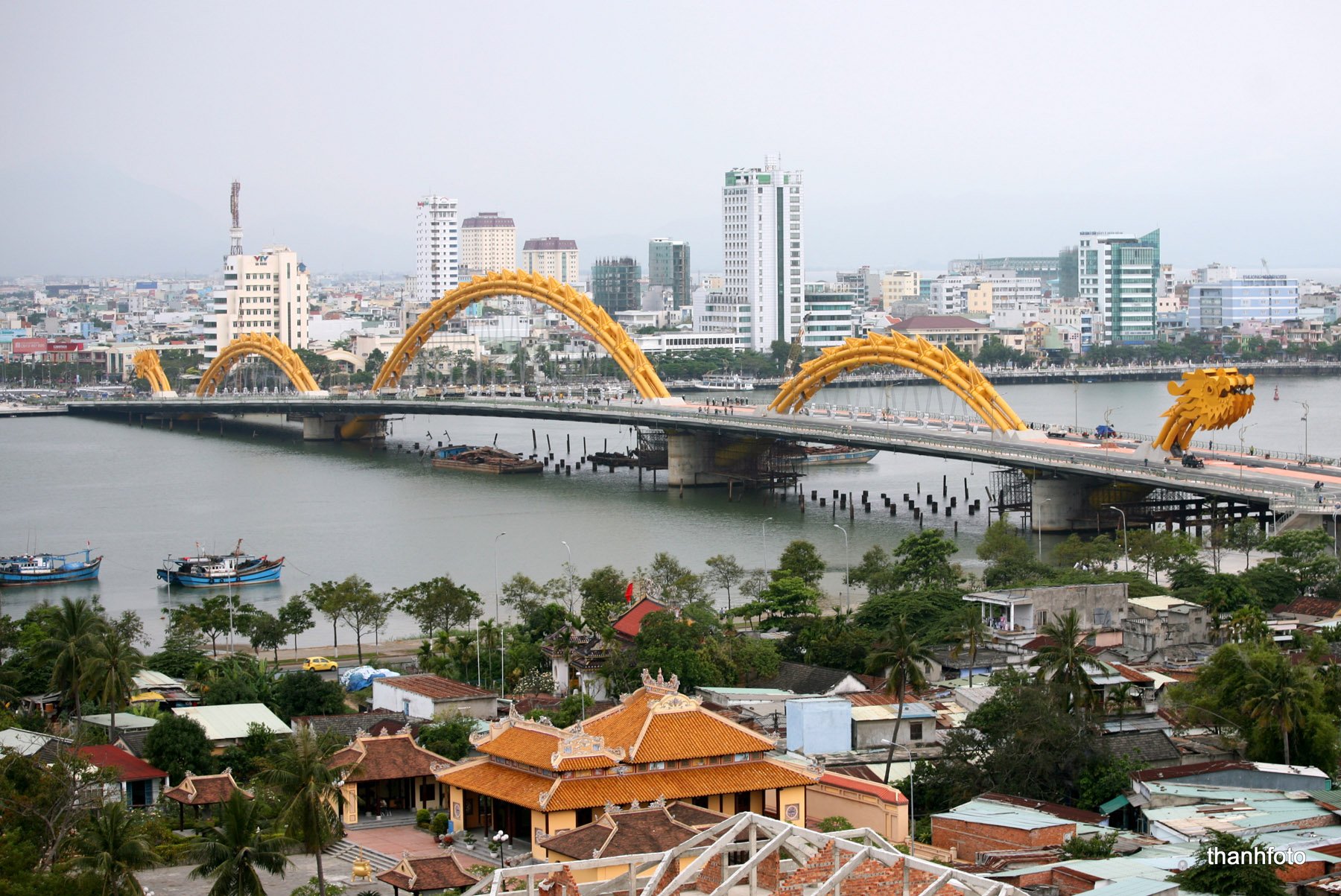 Da nang. Дананг мост дракона. Дананг Вьетнам. Золотой мост во Вьетнаме. Мост в Дананге Вьетнам.