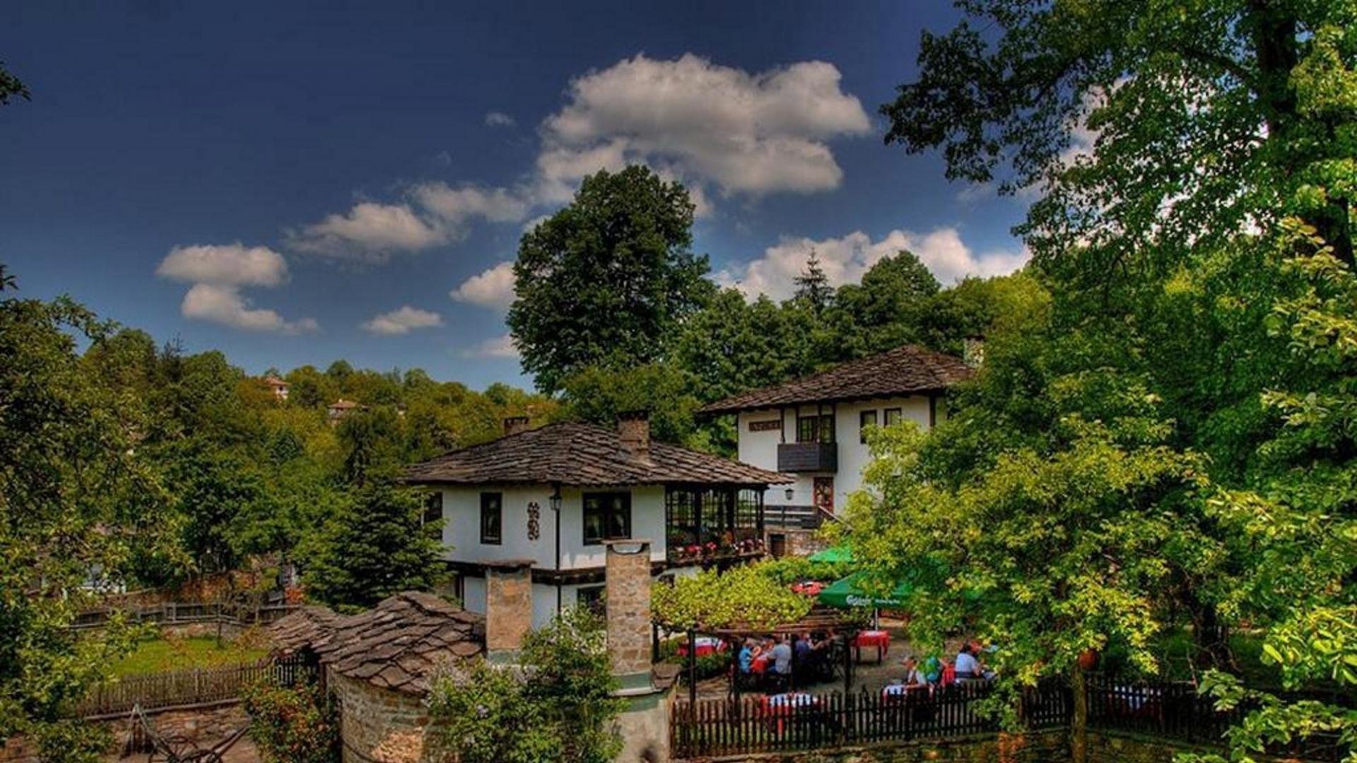 Peaceful village. Болгария деревня. Болгария провинция город. Болгарская провинция. Маленькие домики Болгария деревня.