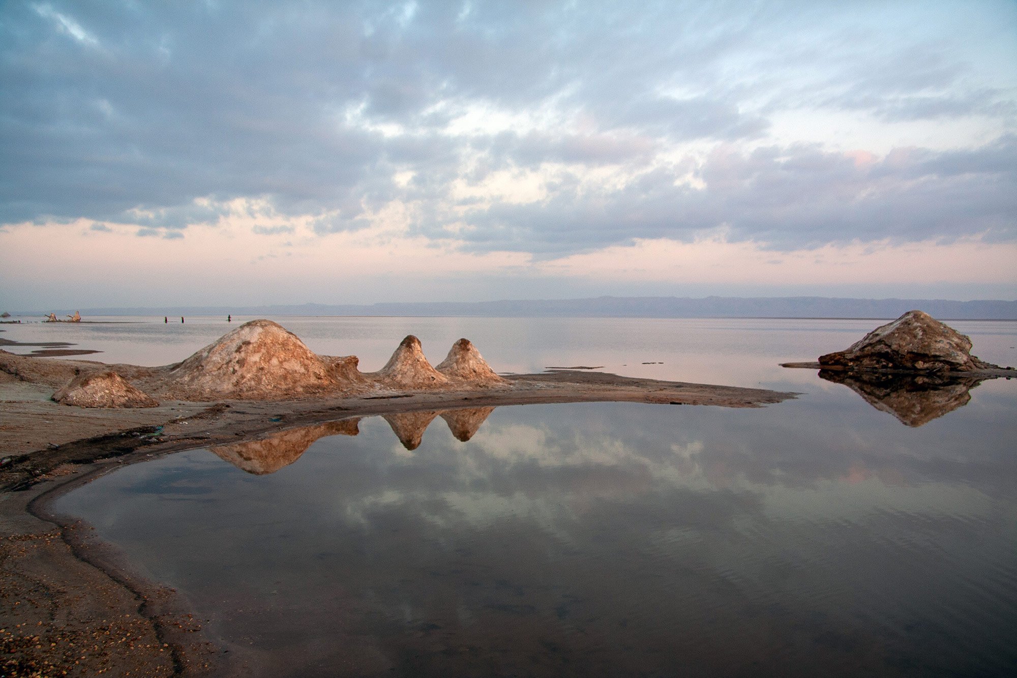 Озеро эль. Озеро Шотт-Эль-Джерид Тунис. Соленый озеро Эль Джерид. Озеро Шотт Мельгир в Алжире. Соленое озеро Шотт – Мельгир.