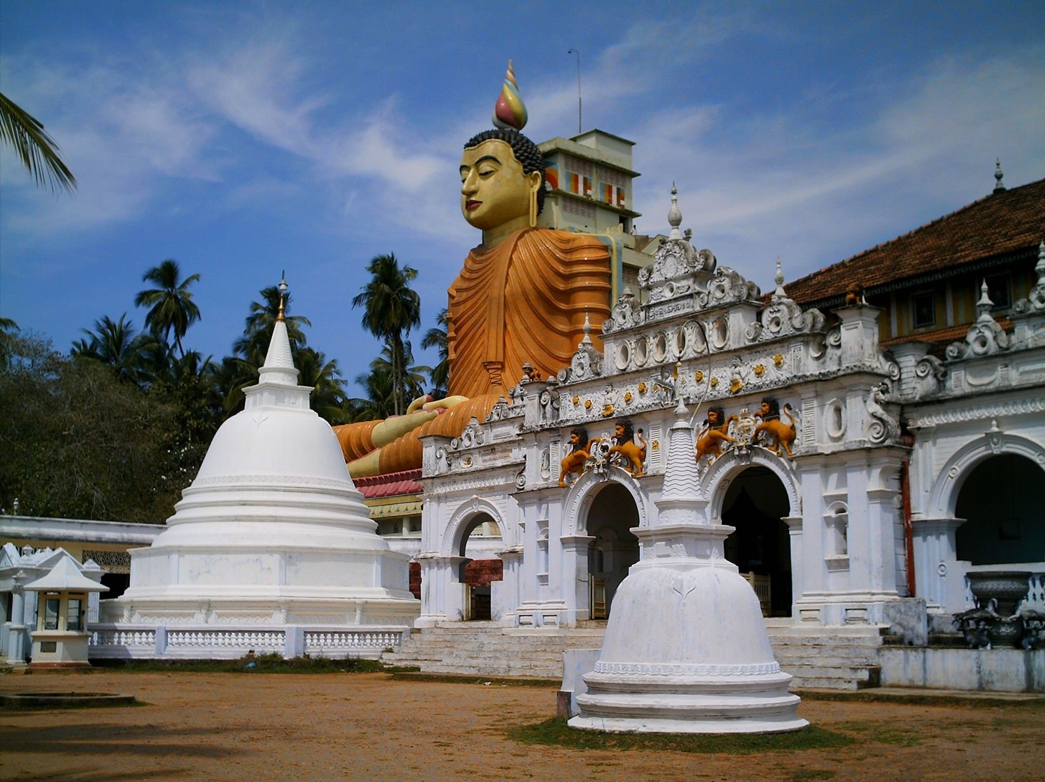 Церковь в шри ланке. Диквелла Шри Ланка храм. Буддистский храм Шри Ланка. Индуистский храм на Шри Ланке. Храм Мулкиригала Шри Ланка.