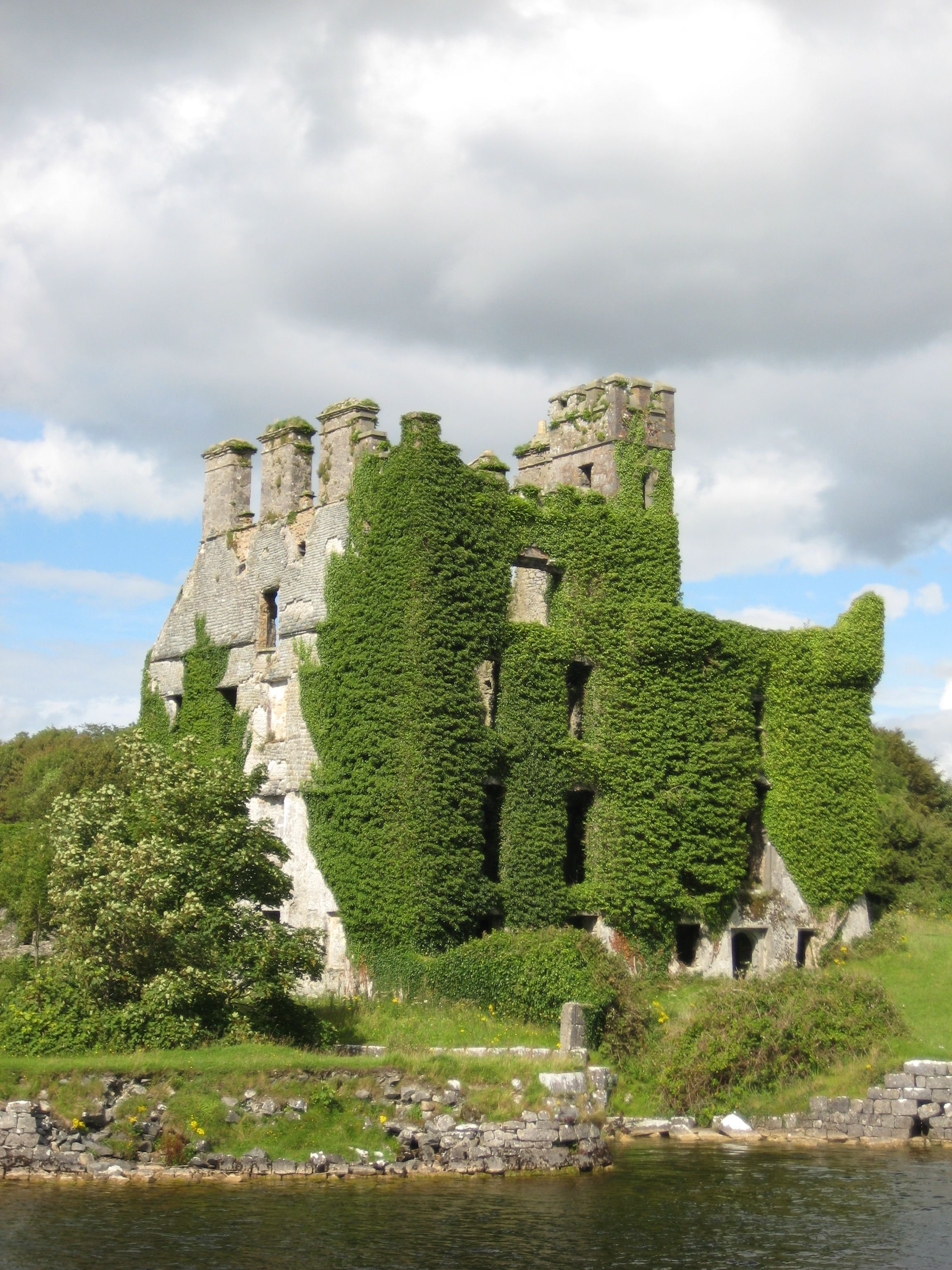 Ireland being separated. Голуэй Ирландия. Голуэй Ирландия достопримечательности. Замок классибон, Ирландия. Замок Голуэй зелёный остров.