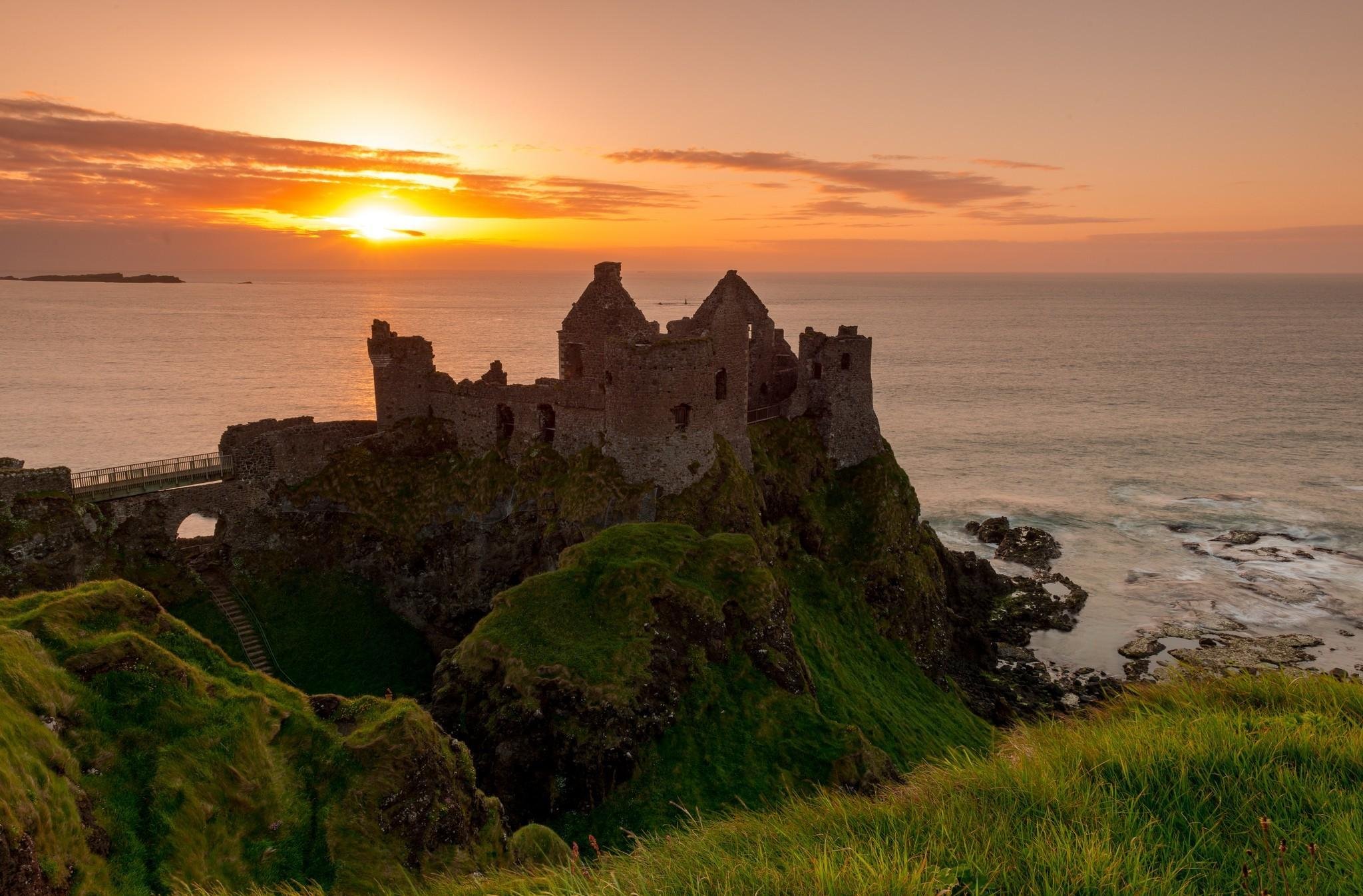 Scotland northern ireland. Замок Данлюс Ирландия. Замок Данлюс (Антрим, Ирландия. Замок Данлюс Ирландия внутри. Скала Кашел Ирландия.