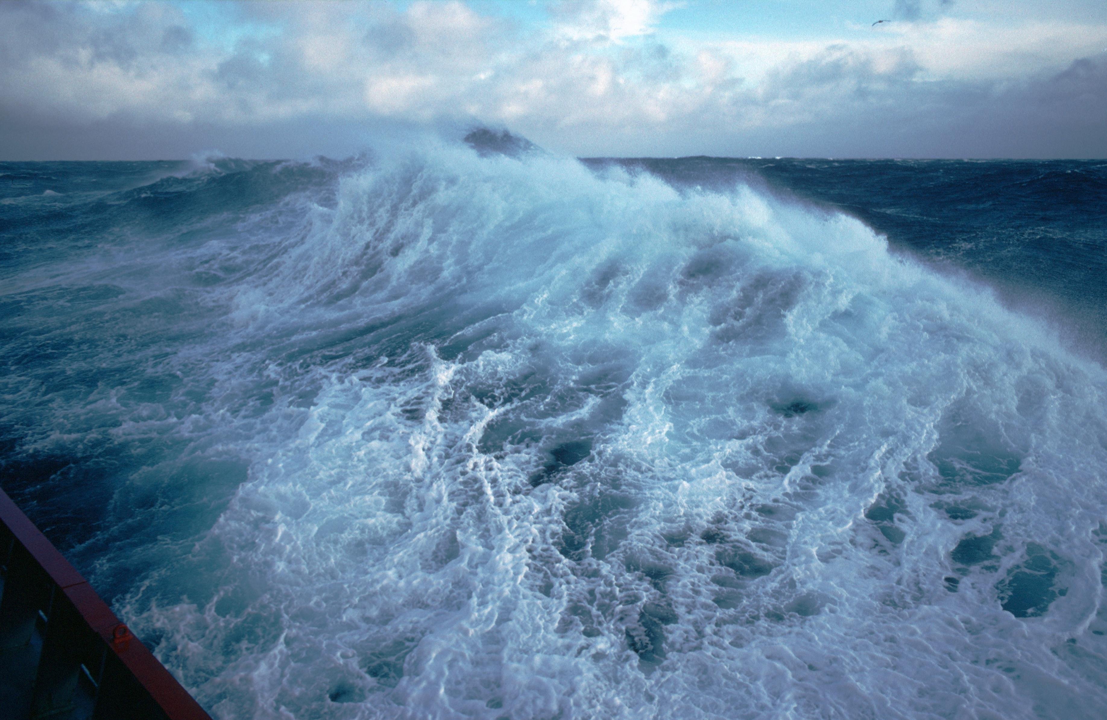 Тихий океан белый. Атлантический океан шторм. Каспийское море шторм. Шторм в Южном океане. Океан волны.
