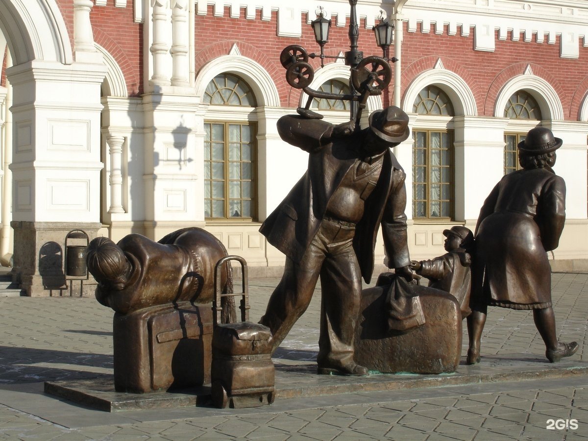 Памятники екатеринбурга фото и описание. Скульптура пассажиры Екатеринбург. Памятник пассажирам в Екатеринбурге. Статуи в Екатеринбурге. Памятник «пассажиры в Екатеринбурге» Екатеринбург.