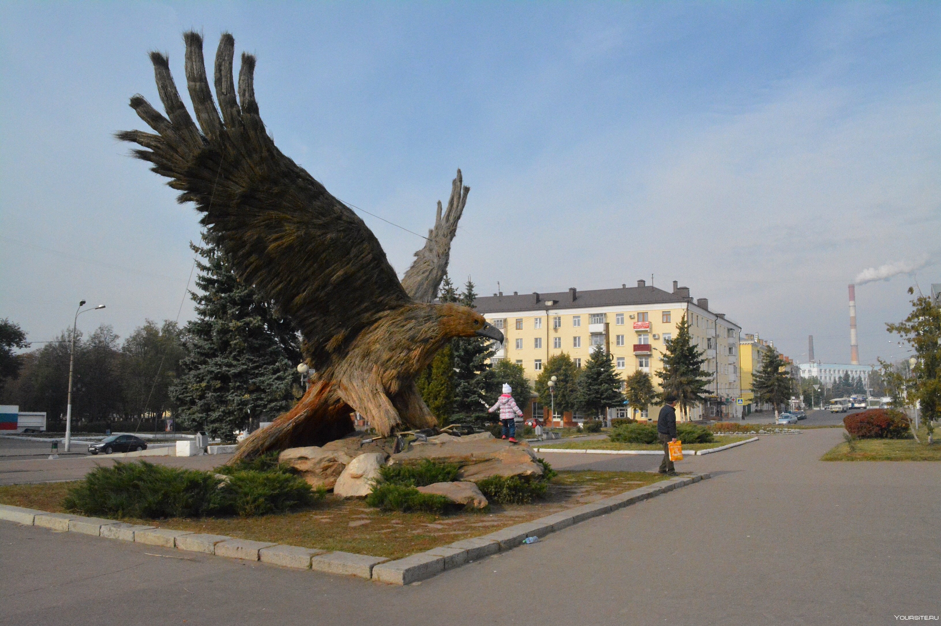 Столица города орла. Памятники города орла. Город Орел скульптура "Орел-основатель".