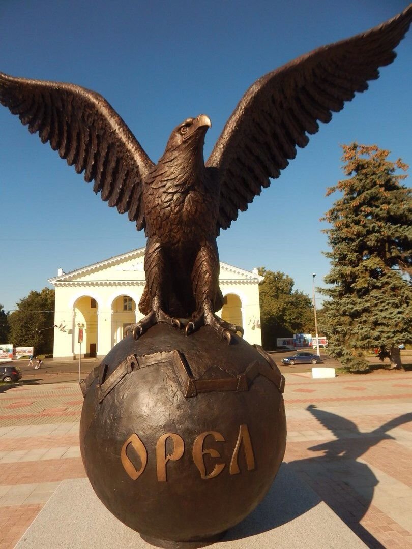 Население орла. Орел город. Орел в городе Орел. Г Орел памятники орла. Скульптура орла в городе Орел.