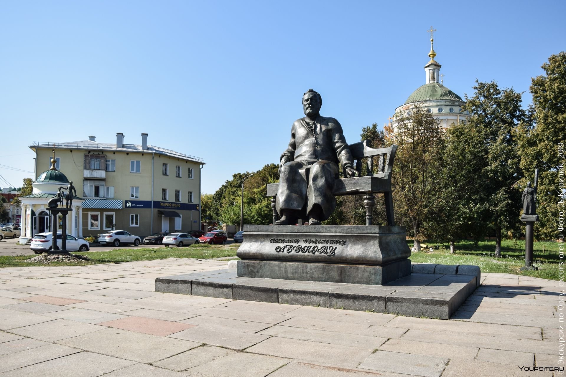 Старый город лесков. Памятник Лескову в городе Орле. Памятник н. с. Лескову памятники орла. Н С Лесков памятник в Орле. Памятник героям Лескова в Орле.