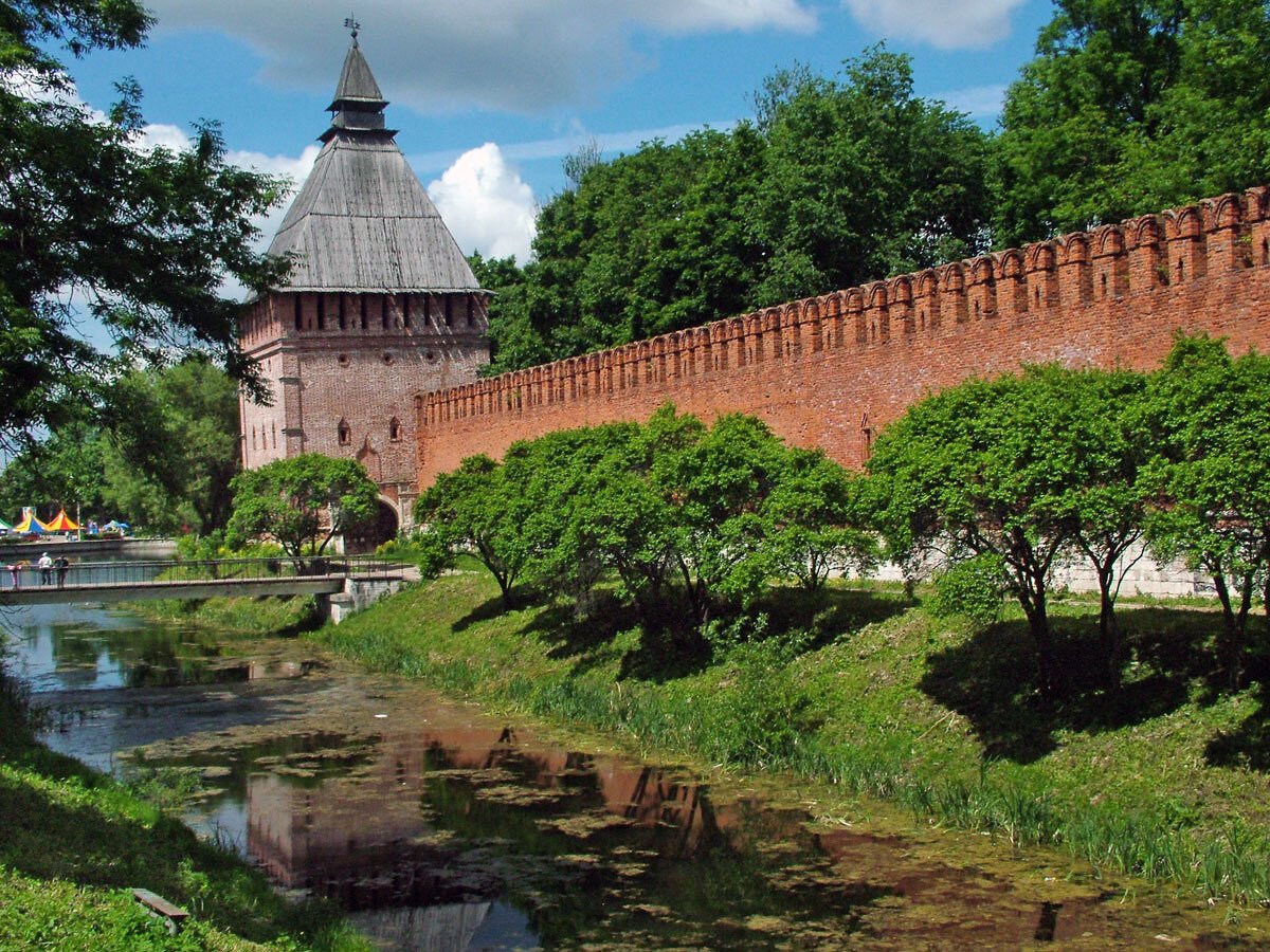 Смоленск фото. Кремль в городе Смоленск. Смоленский Кремль Днепр, собор. Смоленск город на семи холмах. Смоленская Крепостная стена.