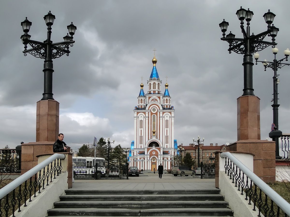 Сходить хабаровске. Успенский собор Хабаровск. Храм в Хабаровске на набережной. Храм на Утёсе Хабаровск. Храм на Комсомольской площади в Хабаровске.