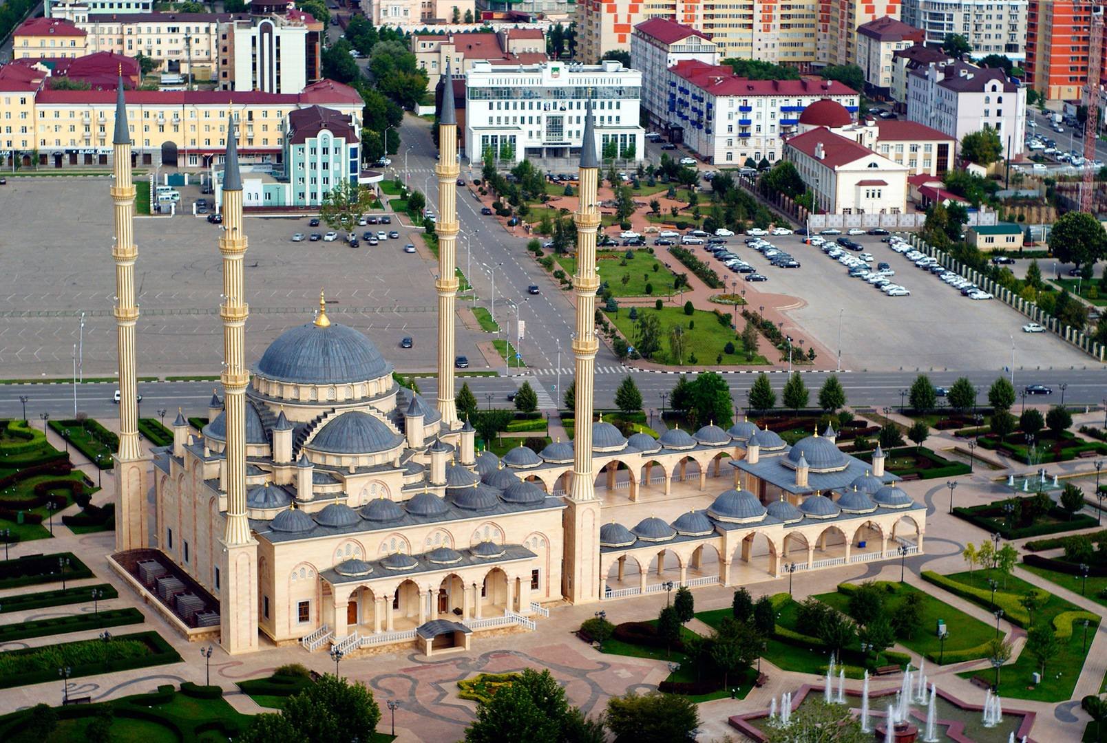 Черкесск грозный. Чечня мечеть сердце Чечни. Мечеть имени Ахмата Кадырова. Центральная мечеть Грозного сердце Чечни. Мечеть Ахмата Кадырова в Грозном.