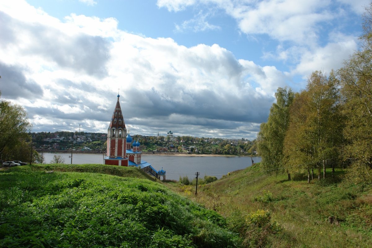 Казанская Церковь Тутаев осенью