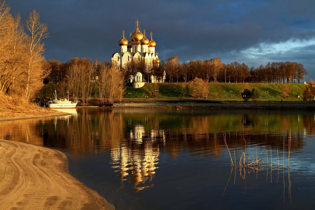 Успенский собор Ярославль осень