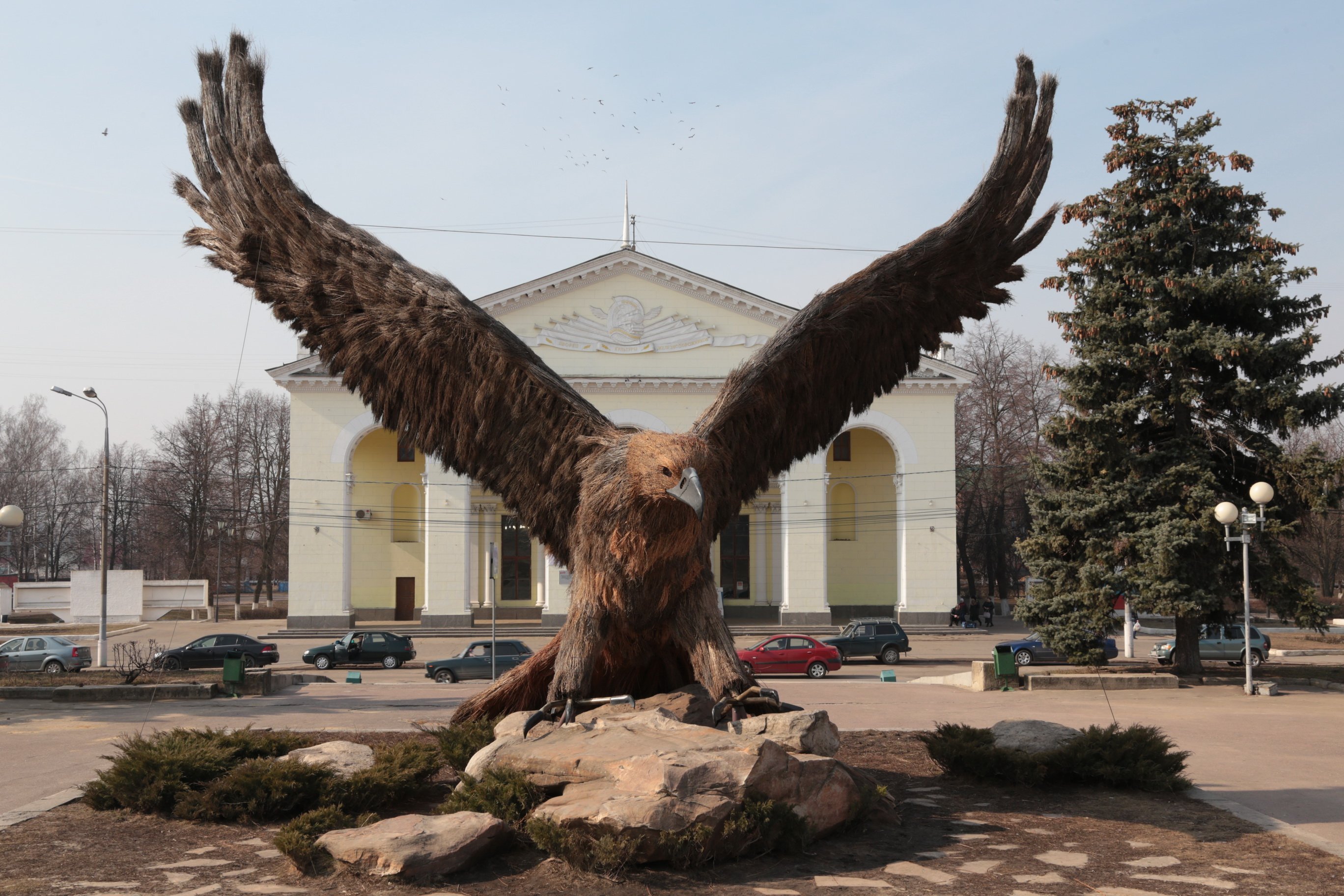 Плодовая орел. Скульптура орла в Орле. Г Орел памятники орла. Город Орел памятник Орлу. Город Орел памятники вокзал.