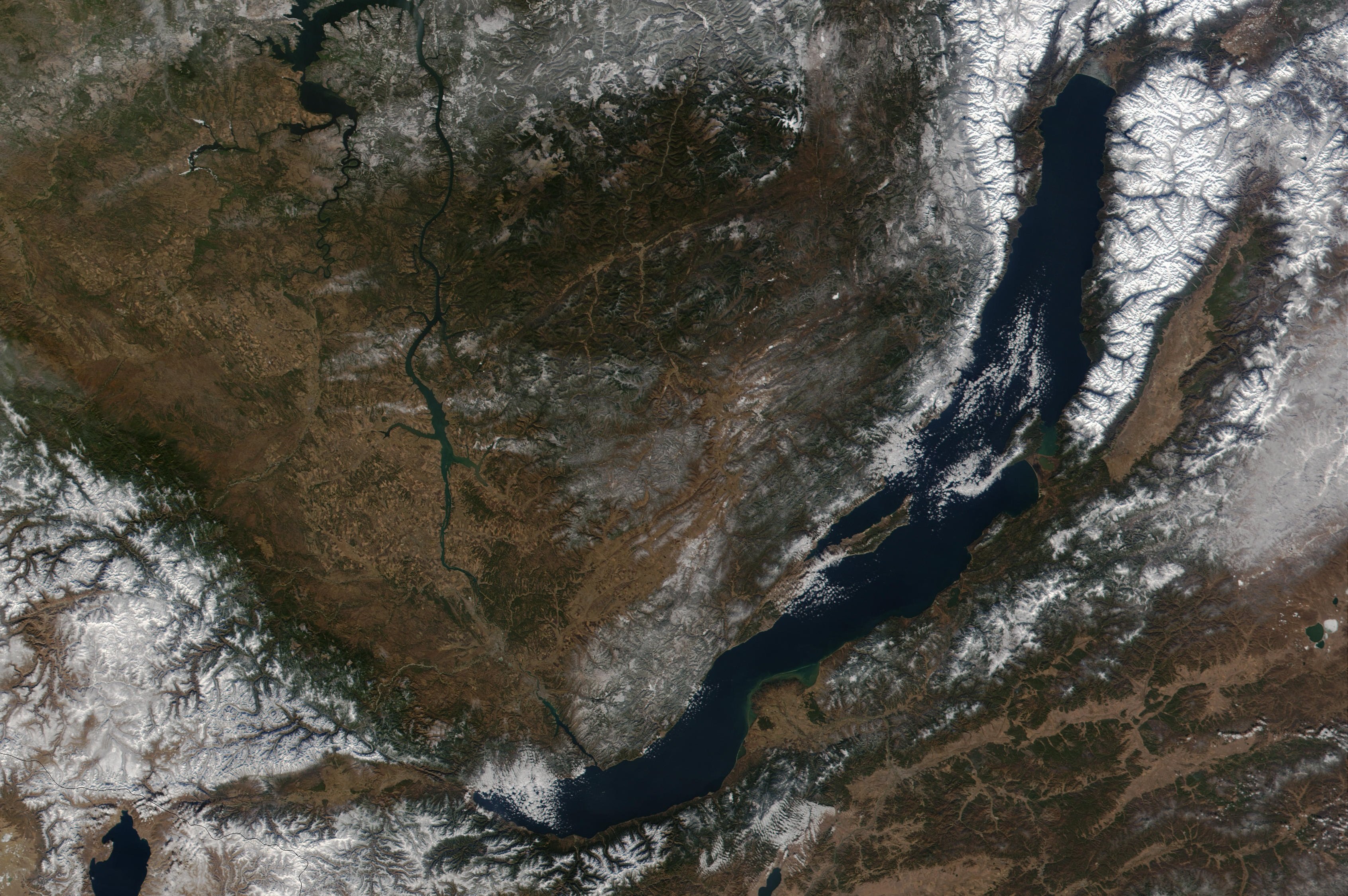 Озера образовавшиеся в разломах. Озеро Танганьика космический снимок. Озеро Байкал снимок из космоса. Озеро Байкал вид сверху. Разлом Байкала.