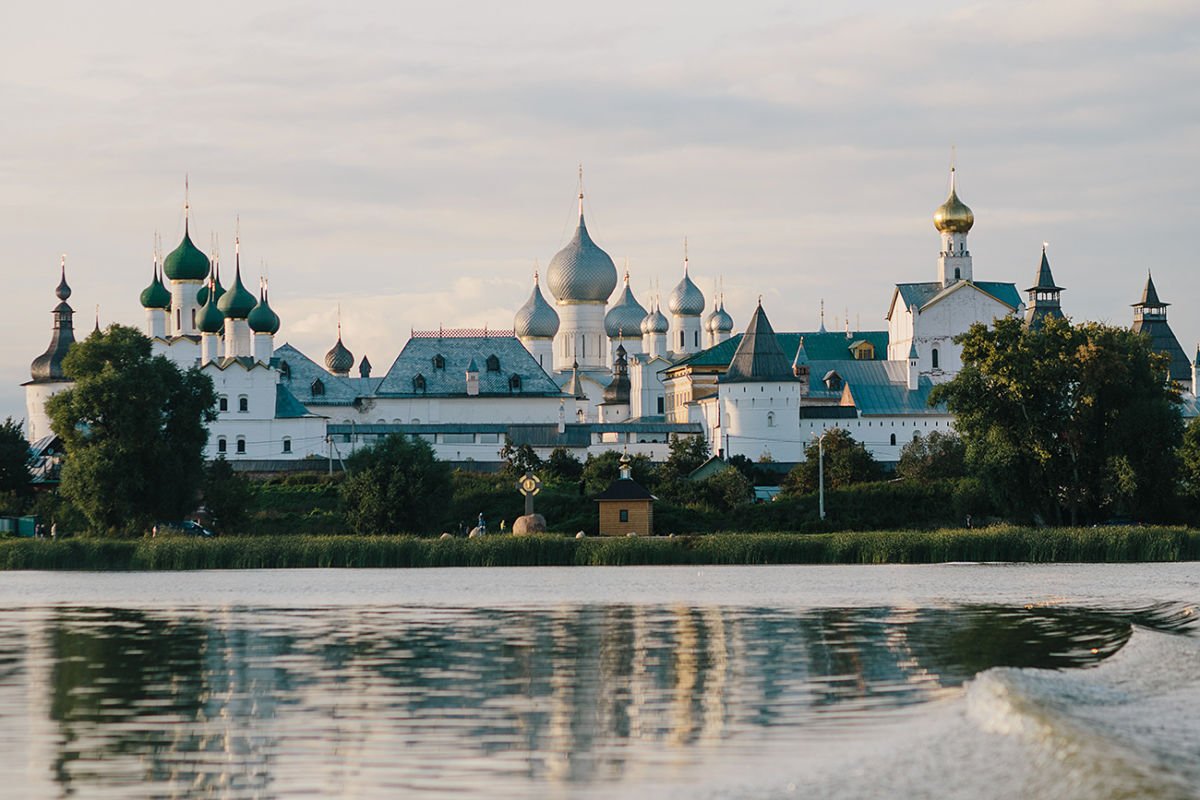 Вид на Ростовский Кремль с озера Неро