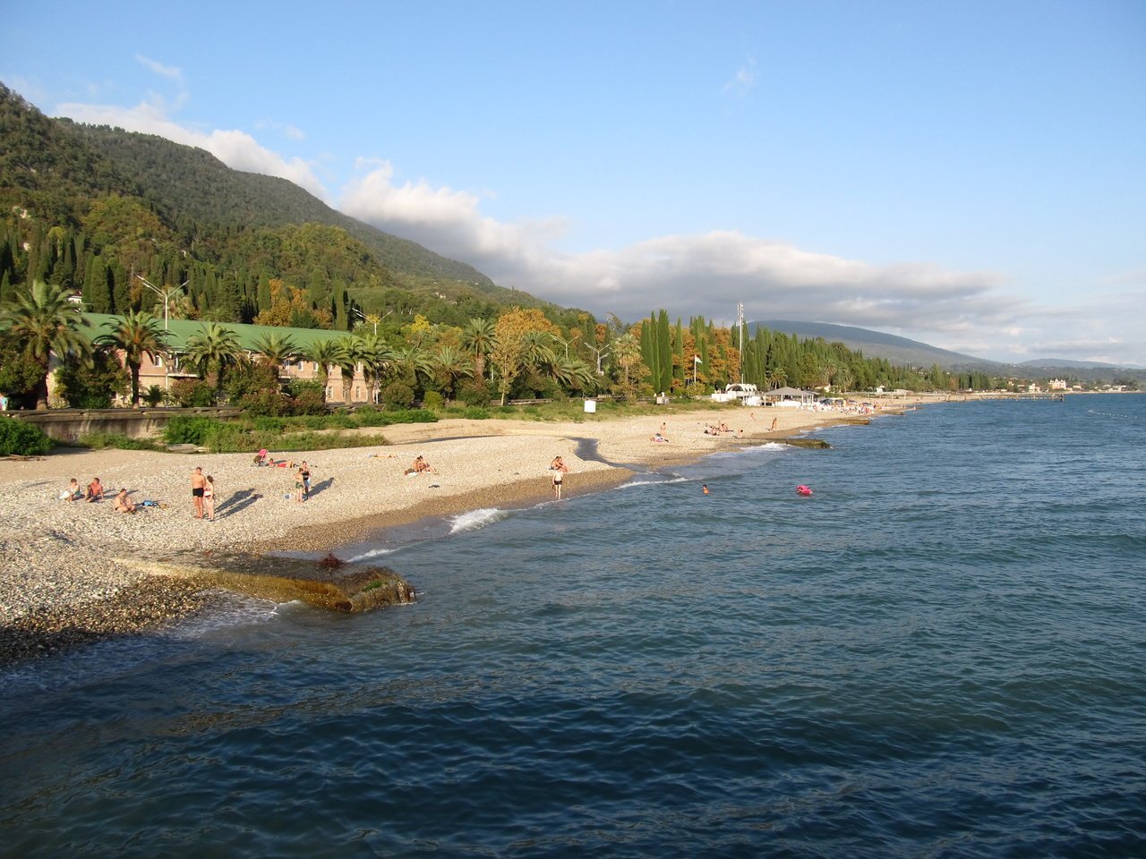 Гагров. Новый Афон Абхазия море. Новый Афон пляж. Абхазия новый Афон пляж набережная. Новый Афон Абхазия берег моря.