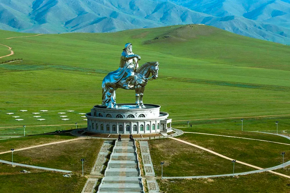 Конная статуя Чингисхана в Цонжин-Болдоге