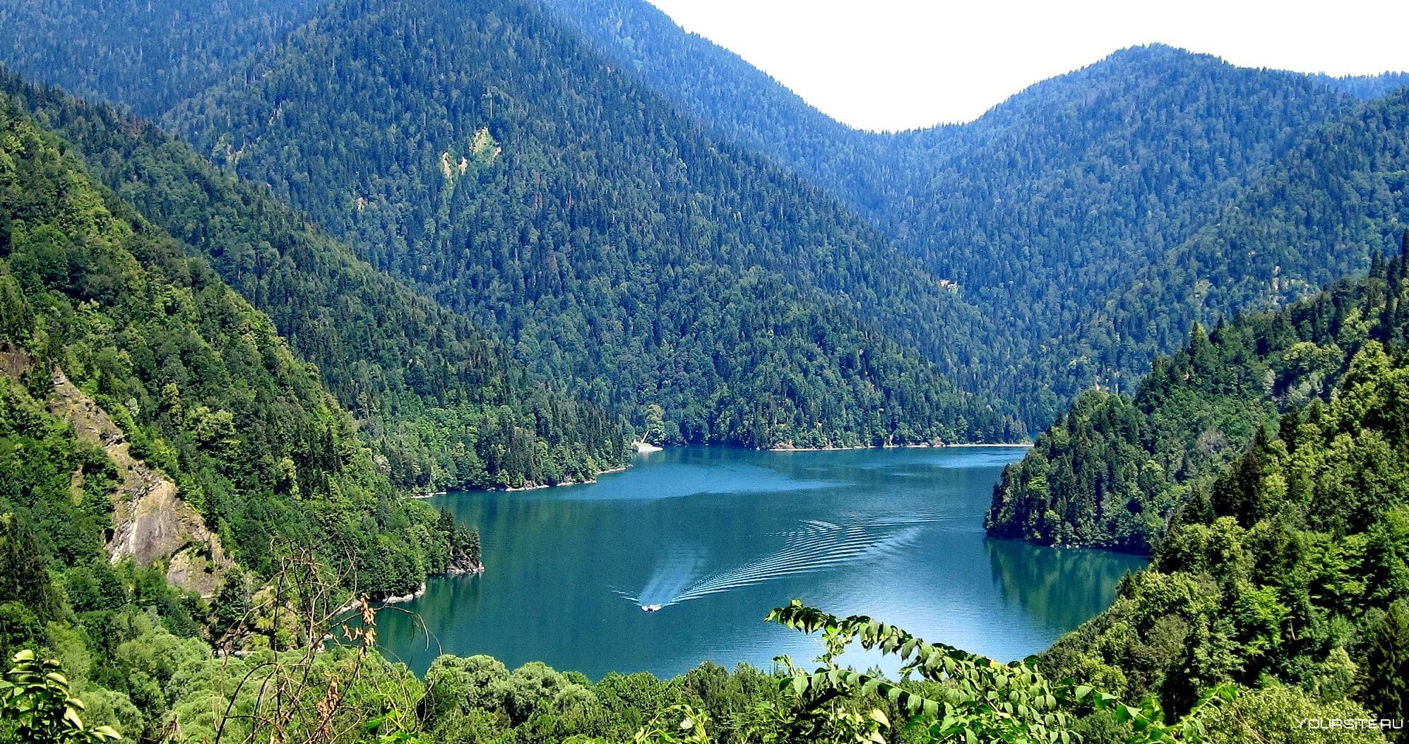 Озеро рица как добраться. Озеро Рица Абхазия. Абхазия Гагры озеро Рица. Голубое озеро Рица Абхазия. Озеро Рица Пицунда Абхазия.