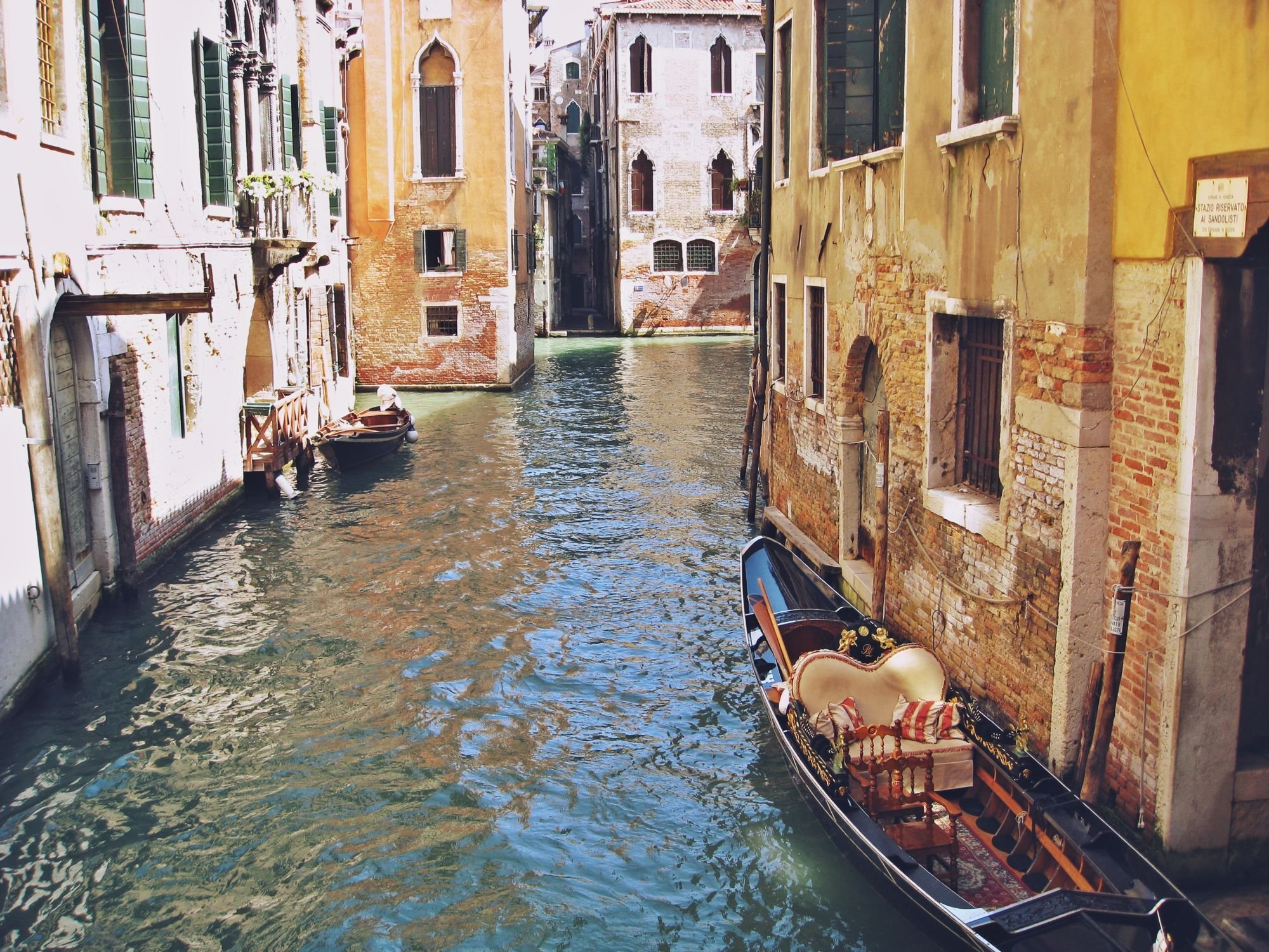 Река в венеции. Малая Венеция Баку. Венеция город. Венеция на воде.