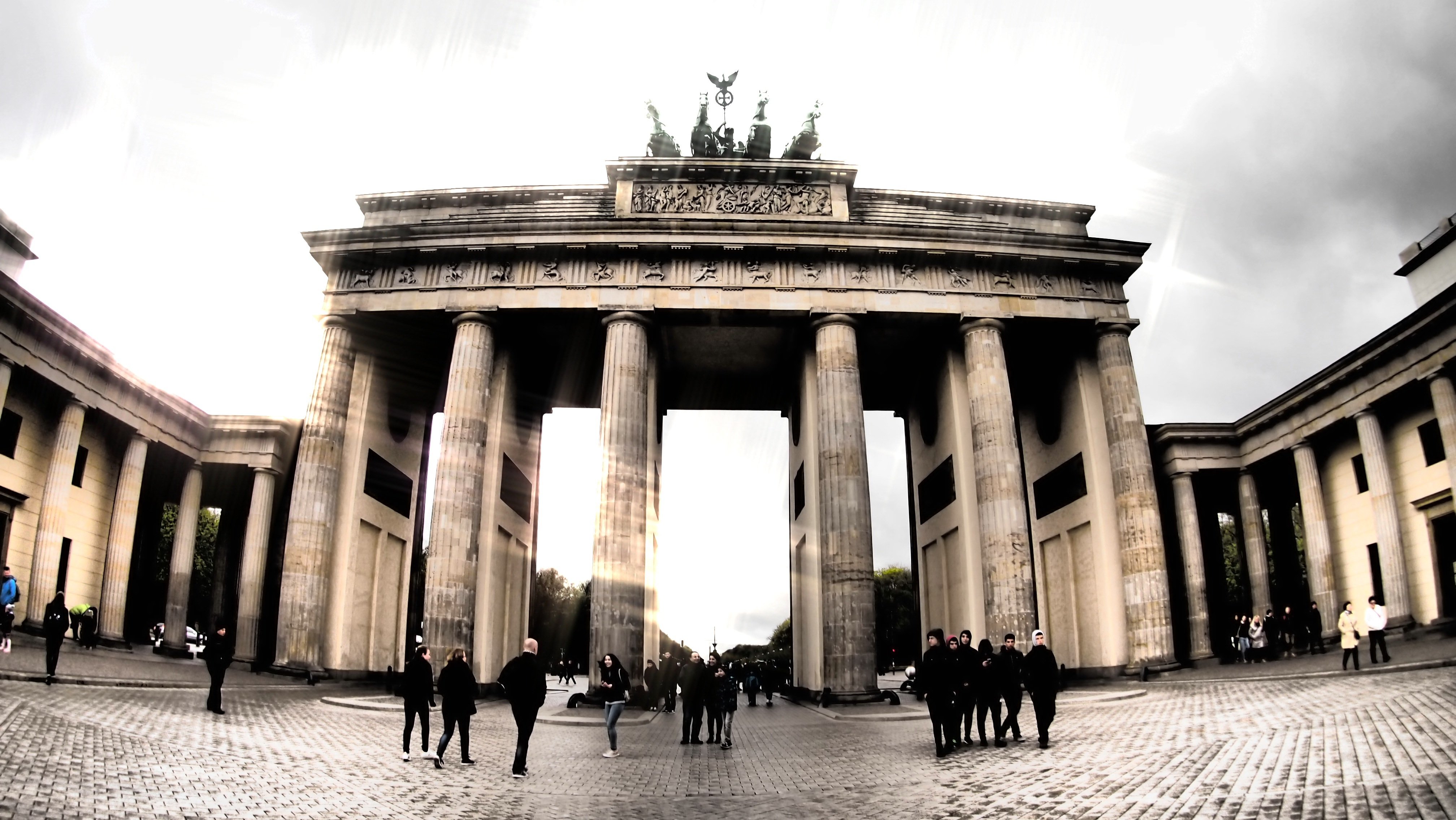 Сторона берлин. Врата в Германии. Немецкие врата. Самые известные берлинцы. Достопримечательности Берлина фото чб.