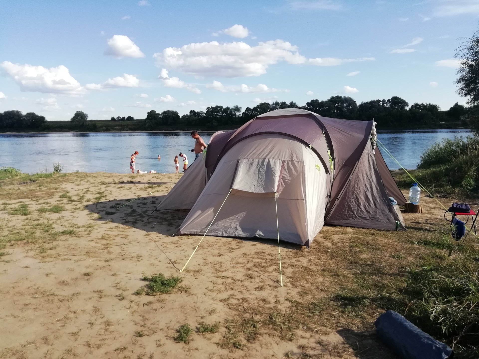 Camping river. Кемпинг Ока. Таруса кемпинг. Кемпинг на Оке с палатками. Палаточный городок на Оке.
