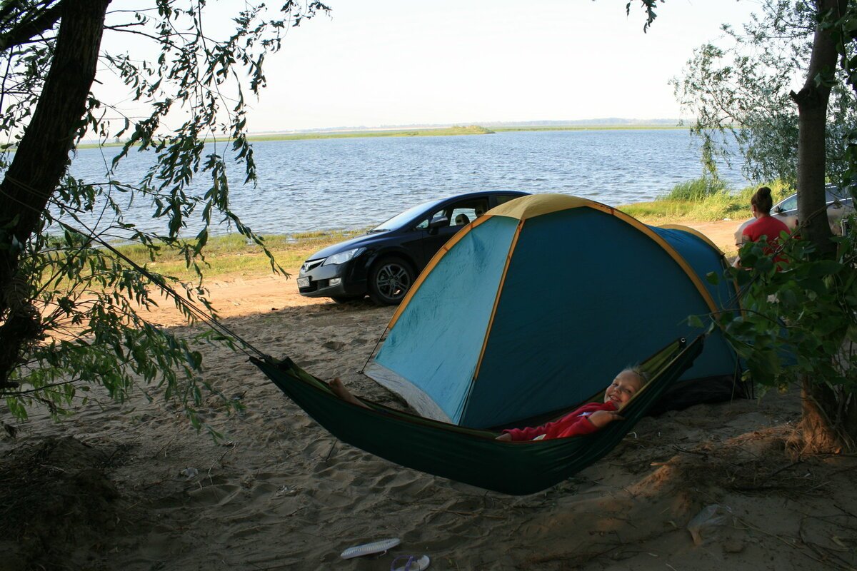Кемпинг самара. Озеро Синара кемпинг. Лиман Самара кемпинг. Каспийское море кемпинг. Волга с палатками.