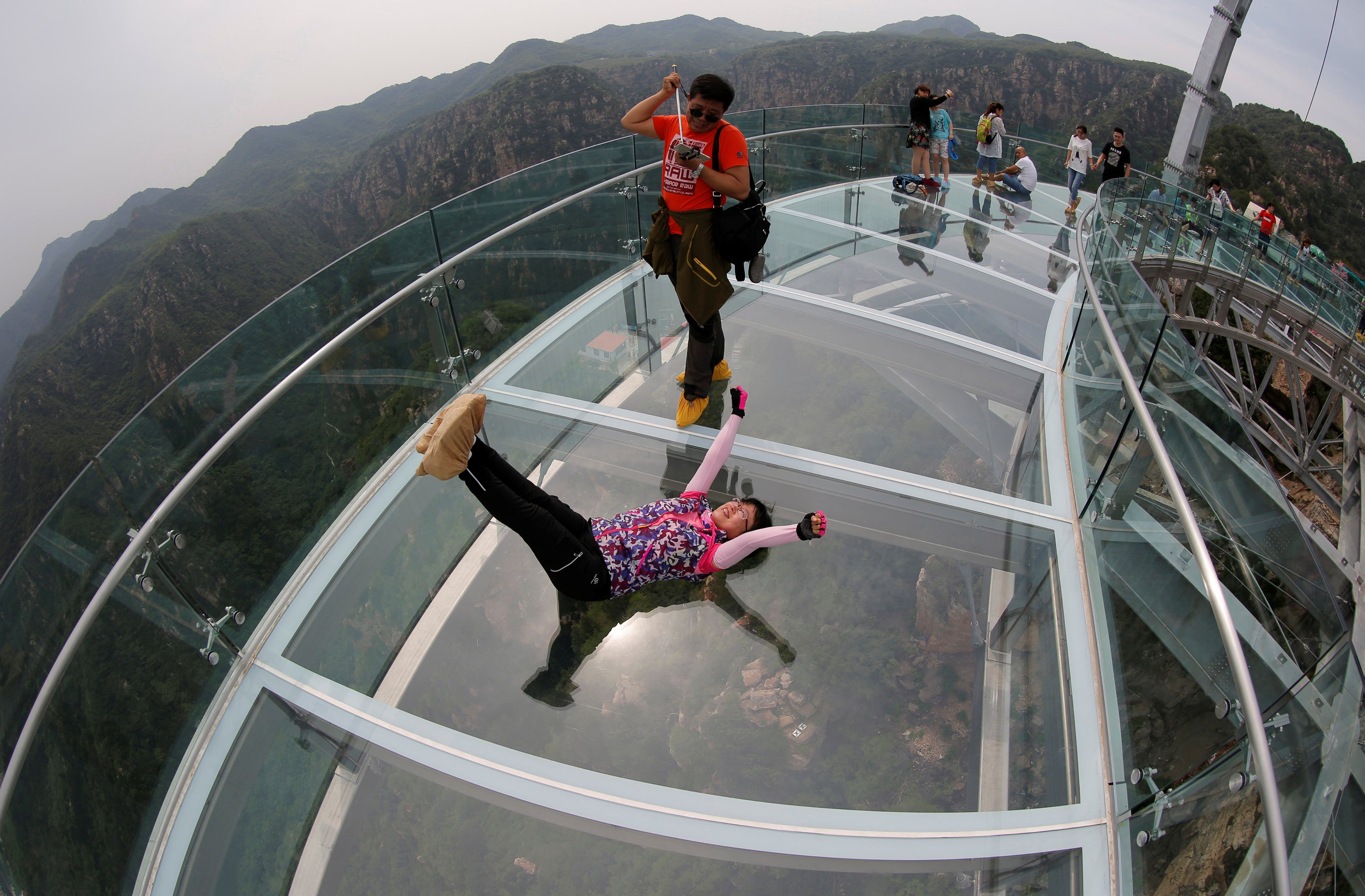 Игра в кальмара стеклянный мост. Стеклянный мост Чунцин. Китай стеклянная смотровая площадка на высоте 400 метров. Стеклянный мост в Пекине.