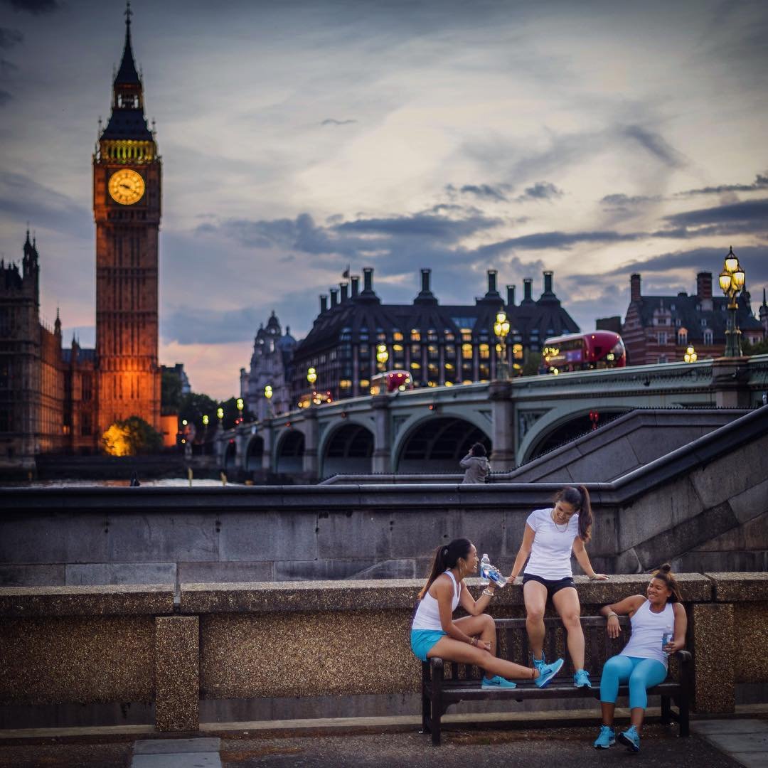 Лондон ждет. Прогулка по Лондону. Лондон город люди. Фотосессия Лондон. Отдыхающие города Лондон город.