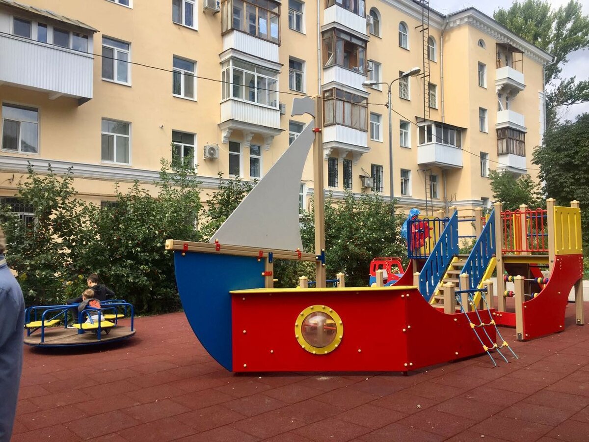 Красивый двор многоэтажки