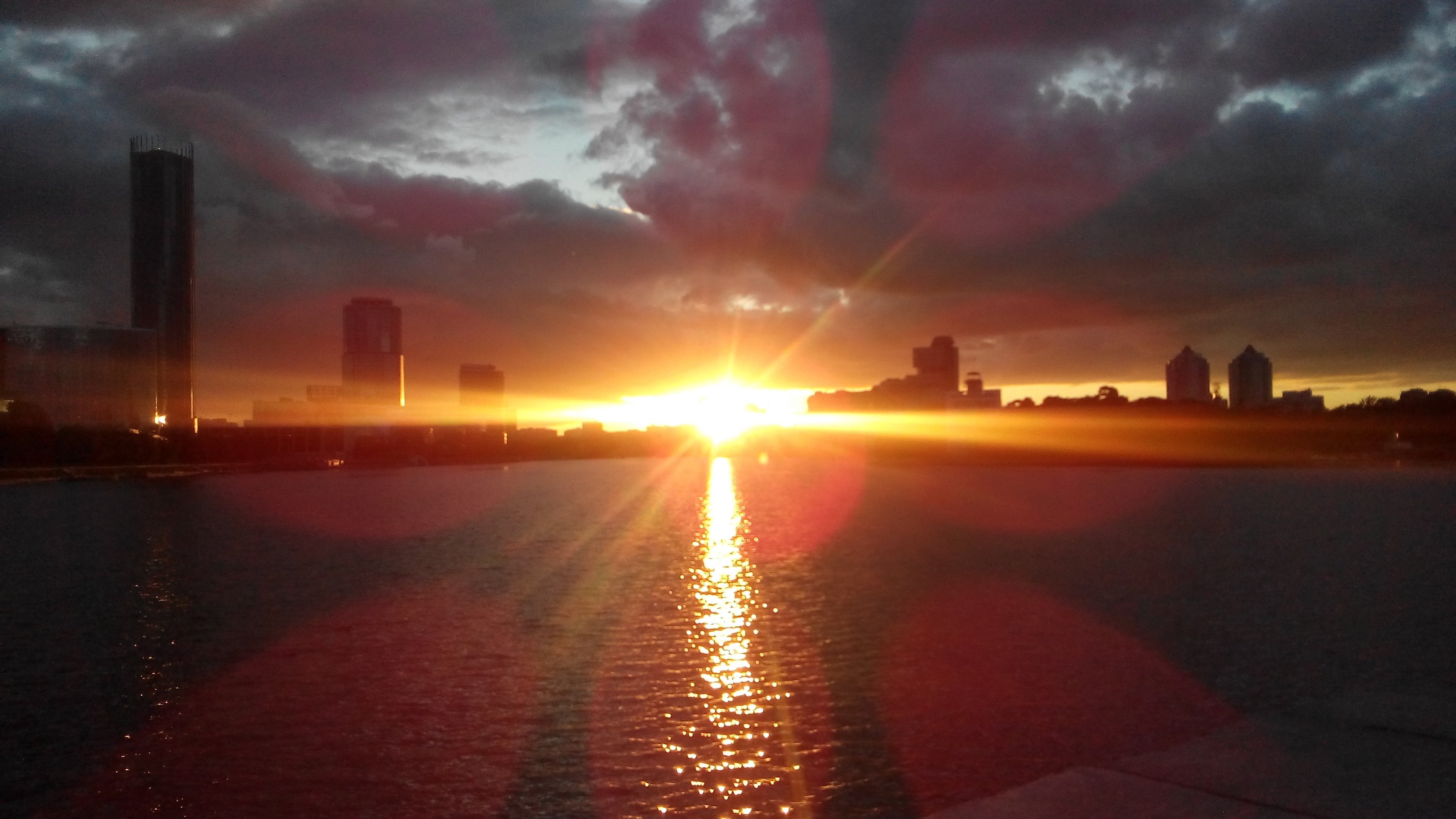 Закат солнца в казани сегодня во сколько. Рассвет в Екатеринбурге. Закат в городе. Красный закат над городом. Екатеринбург красивый закат.