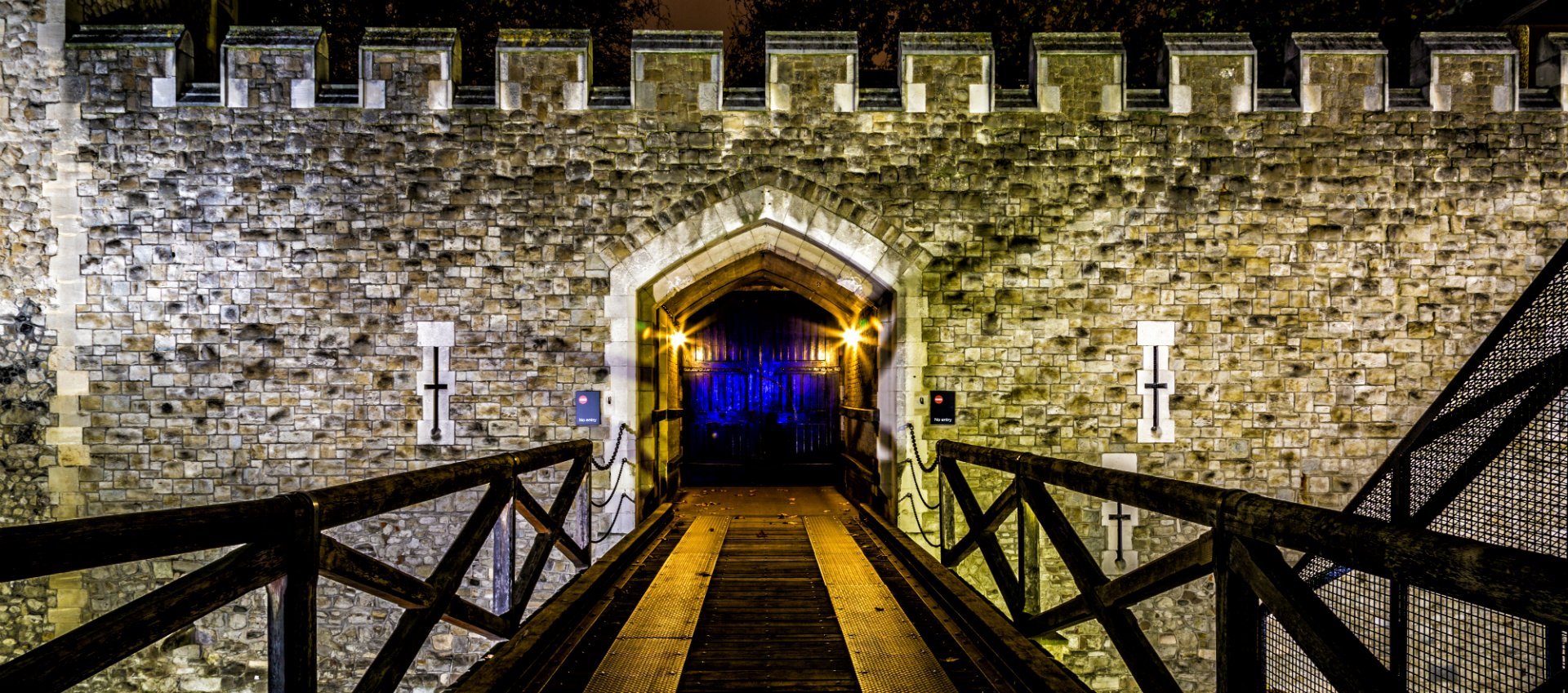 The tower of london was a prison. Лондонский Тауэр казематы. Музей Тауэр в Лондоне.