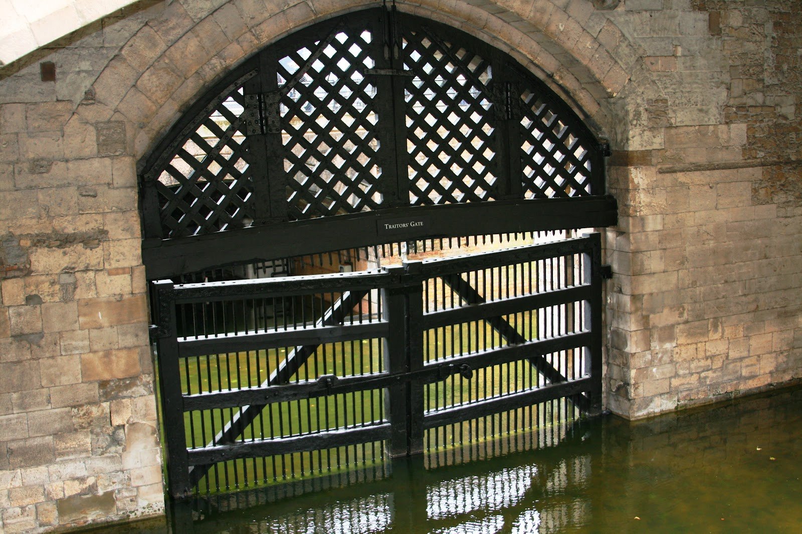 The tower of london was a prison. Лондонский Тауэр ворота предателей.