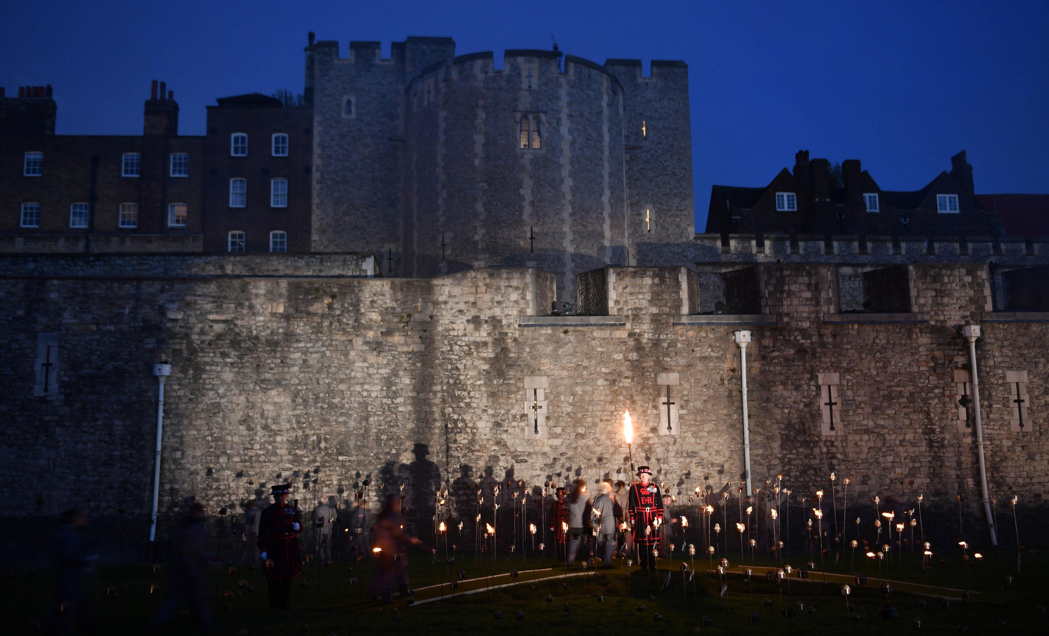 The tower of london was a prison. Лондонский Тауэр Кровавая башня. Лондонский Тауэр призраки. Лондонский Тауэр достопримечательности.