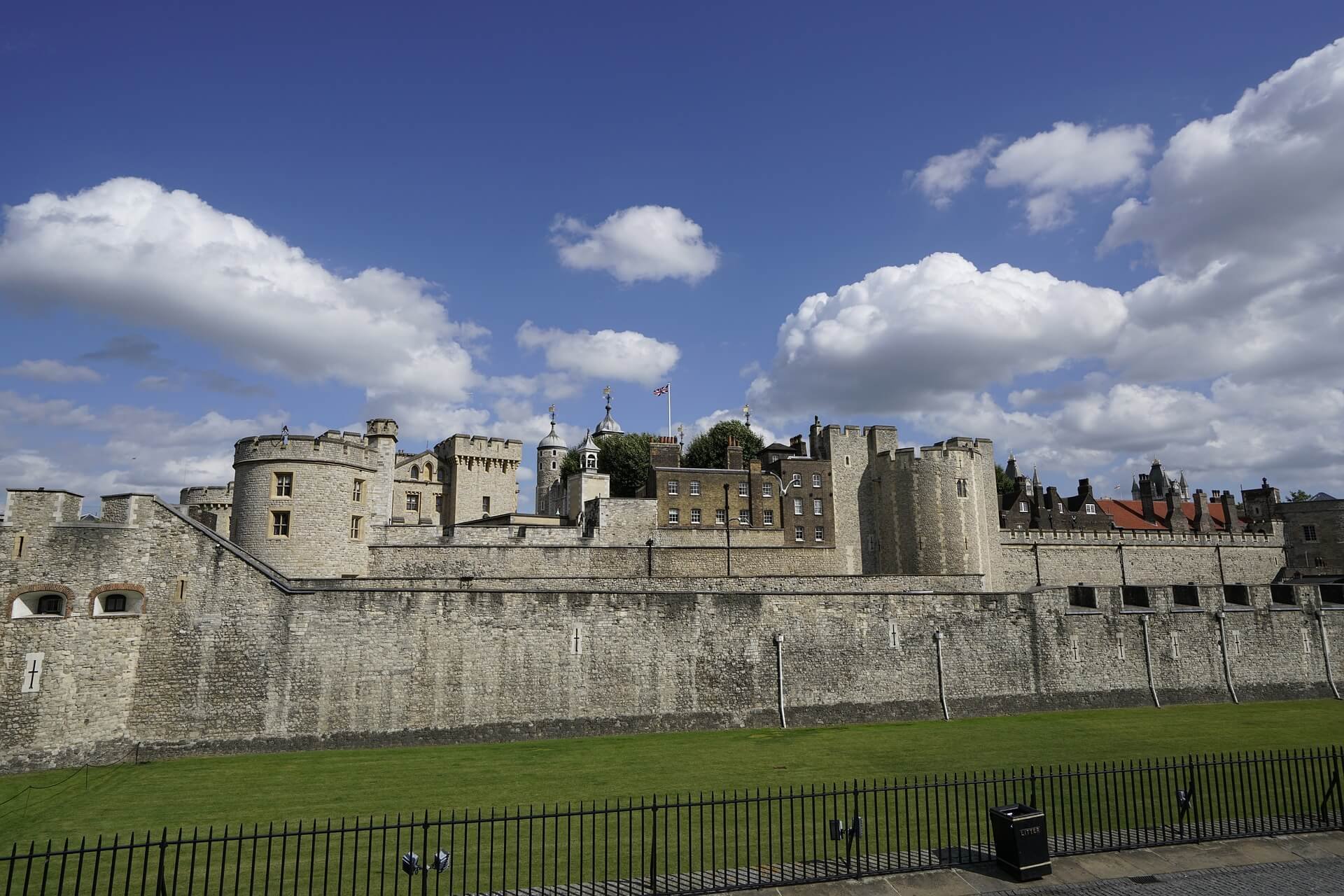 The tower of london was a prison. Лондонский Тауэр. Замок Тауэр.