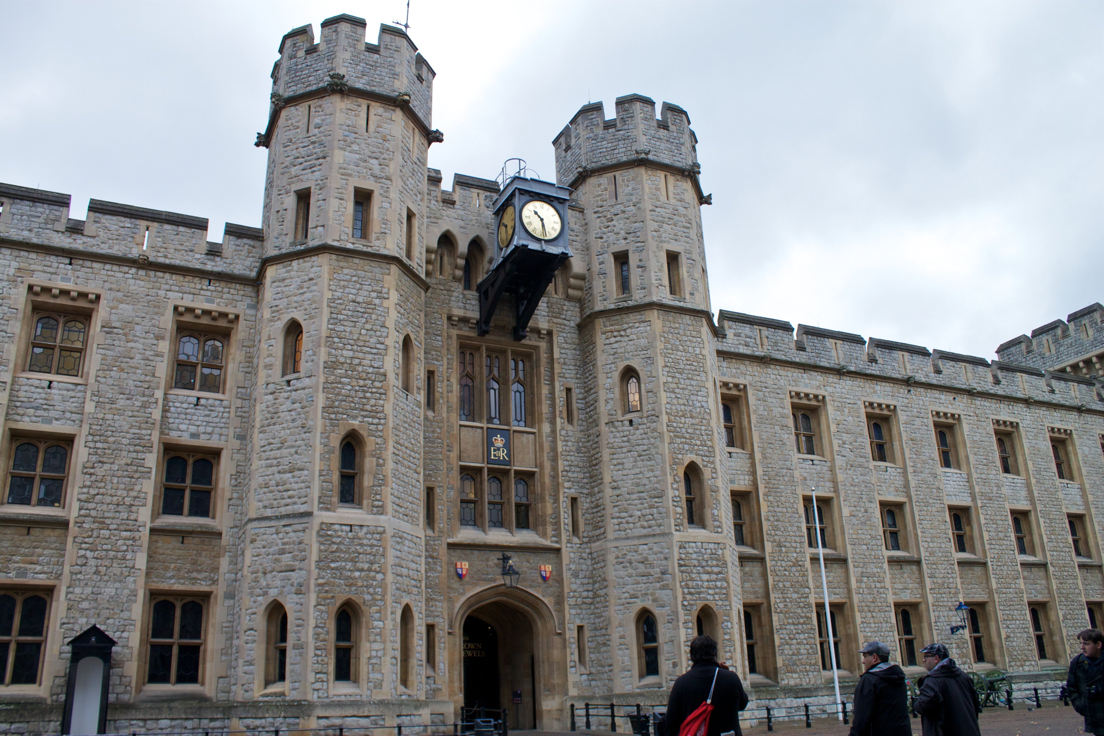 Jewel tower. Тауэр музей. Джевел Тауэр. Тауэр Драгоценная башня. Tower of London Jewels.